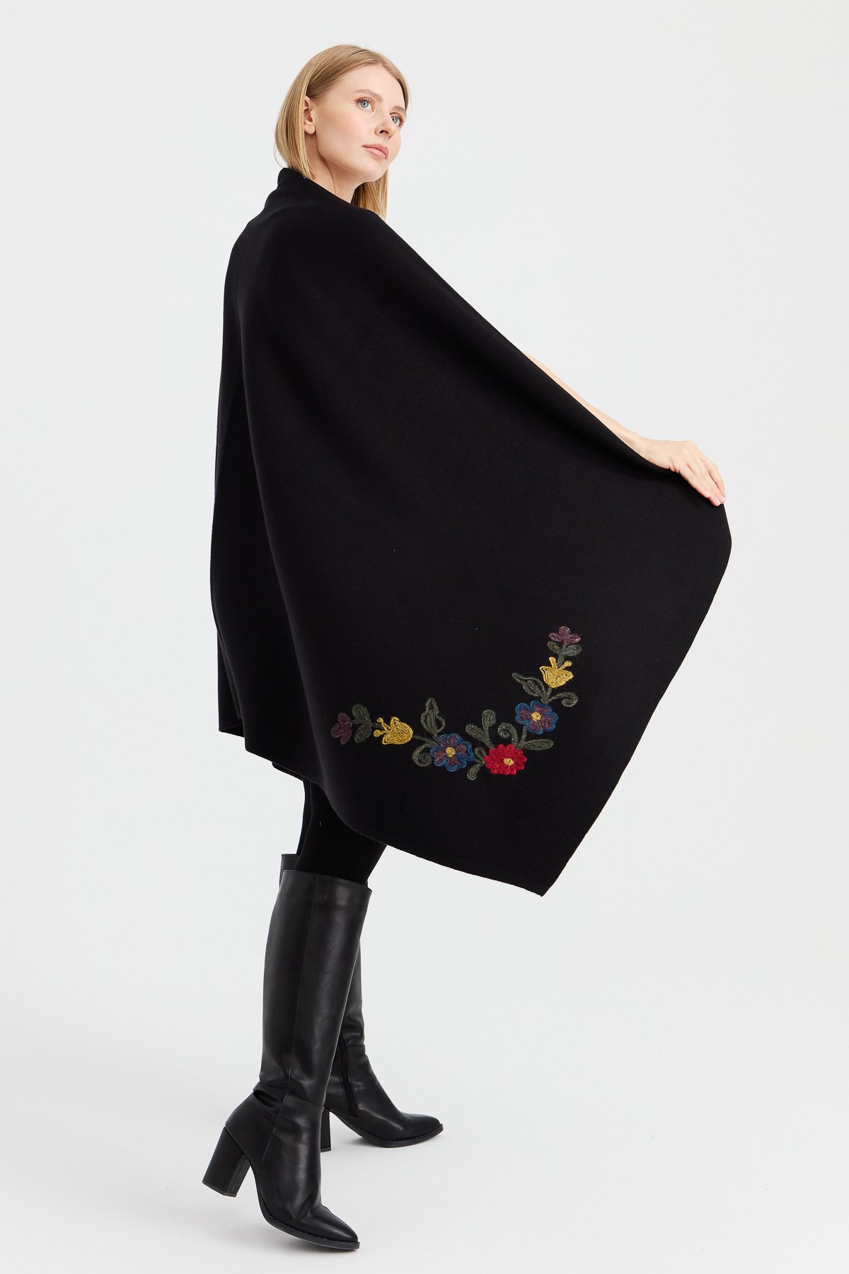 23022Kadın Köşeleri Nakış İşlemeli Şal Siyah