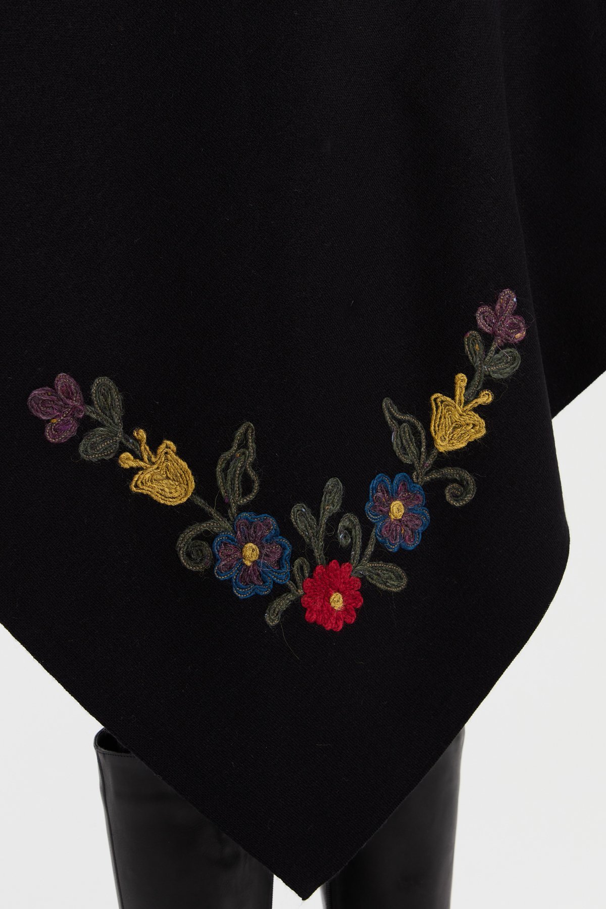 23022Kadın Köşeleri Nakış İşlemeli Şal Siyah