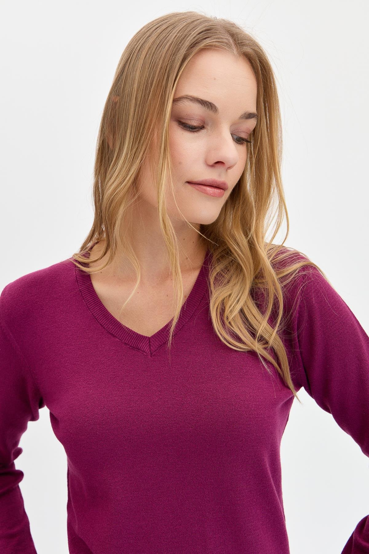 20014Женская базовая блузка с V-образным вырезом из лайкры цвета сливы