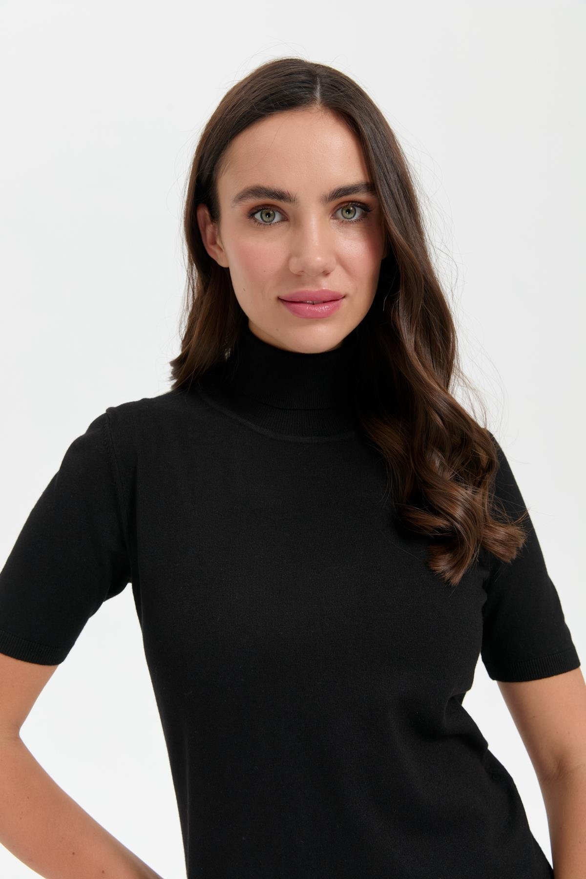 20346Женская блузка с водолазкой из лайкры Черная