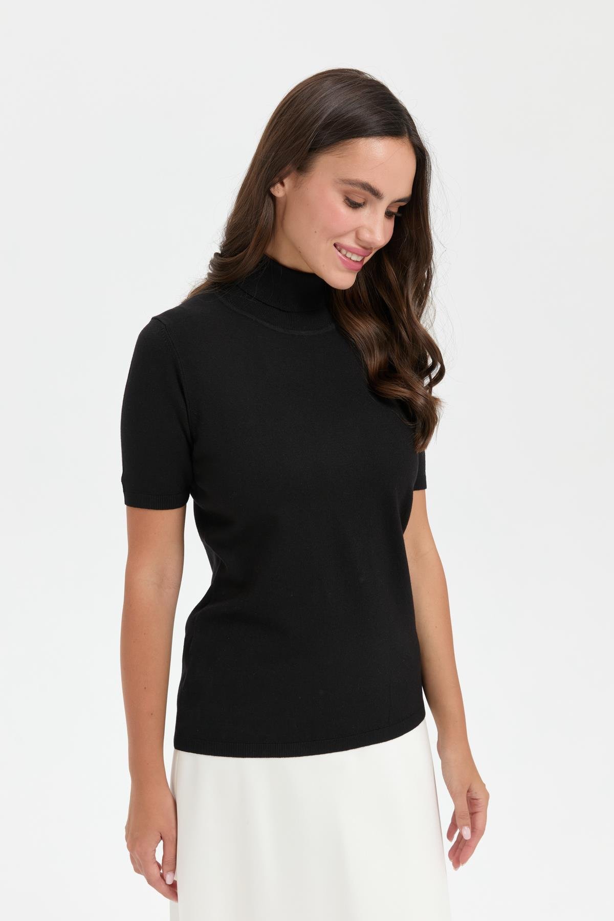 20346Женская блузка с водолазкой из лайкры Черная