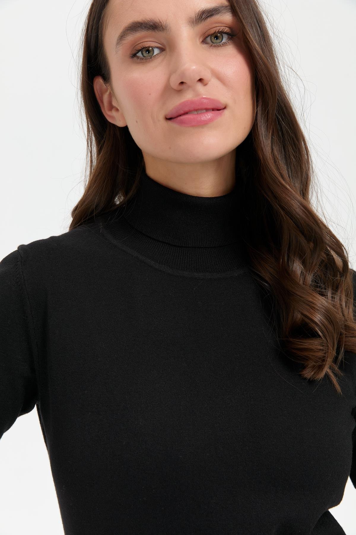 20346Женская блузка с водолазкой из лайкры Черная