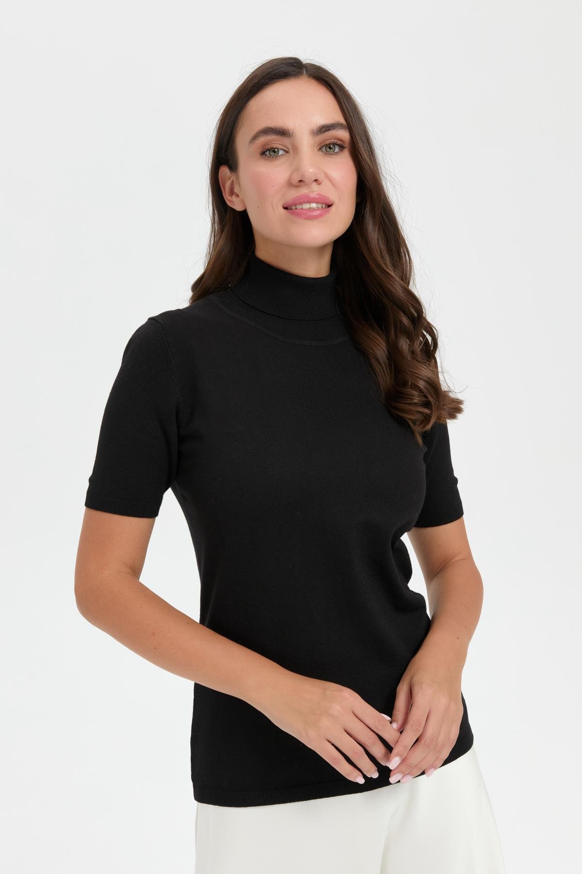 20346Женская блузка с водолазкой из лайкры Черная