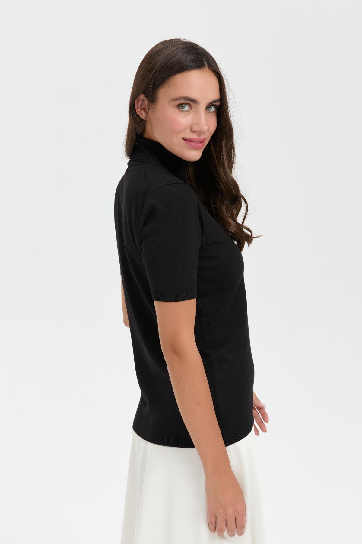 20346Женская блузка с водолазкой из лайкры Черная