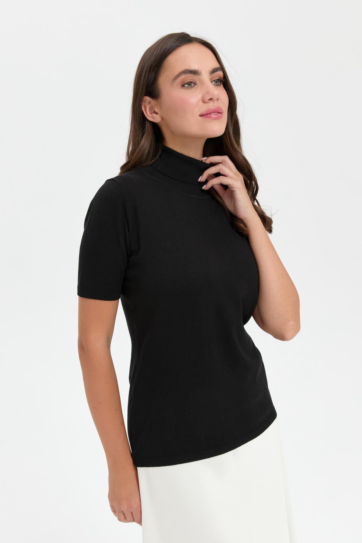 20346Женская блузка с водолазкой из лайкры Черная