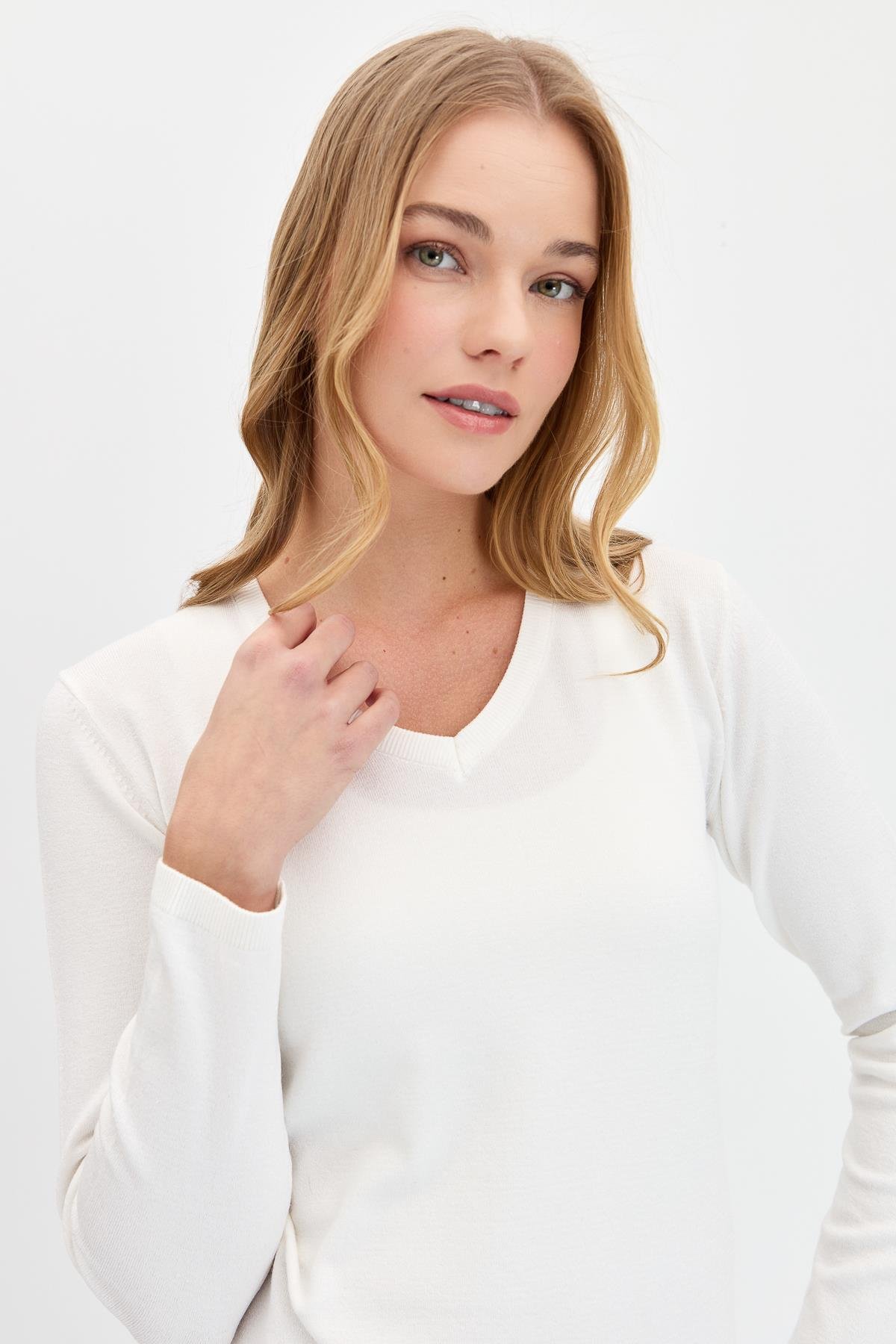 20014Kadın Likralı Uzun Kol Basic V Yaka Bluz Kemik