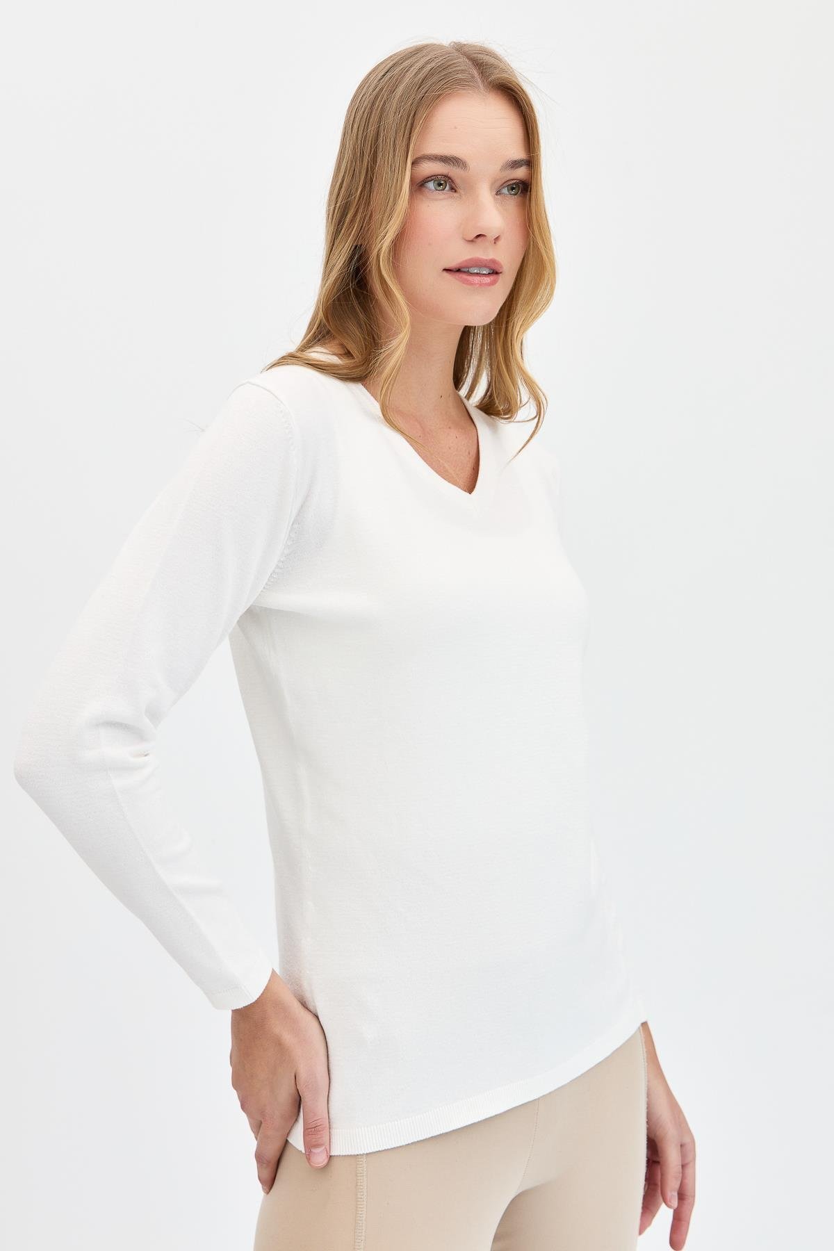 20014Kadın Likralı Uzun Kol Basic V Yaka Bluz Kemik