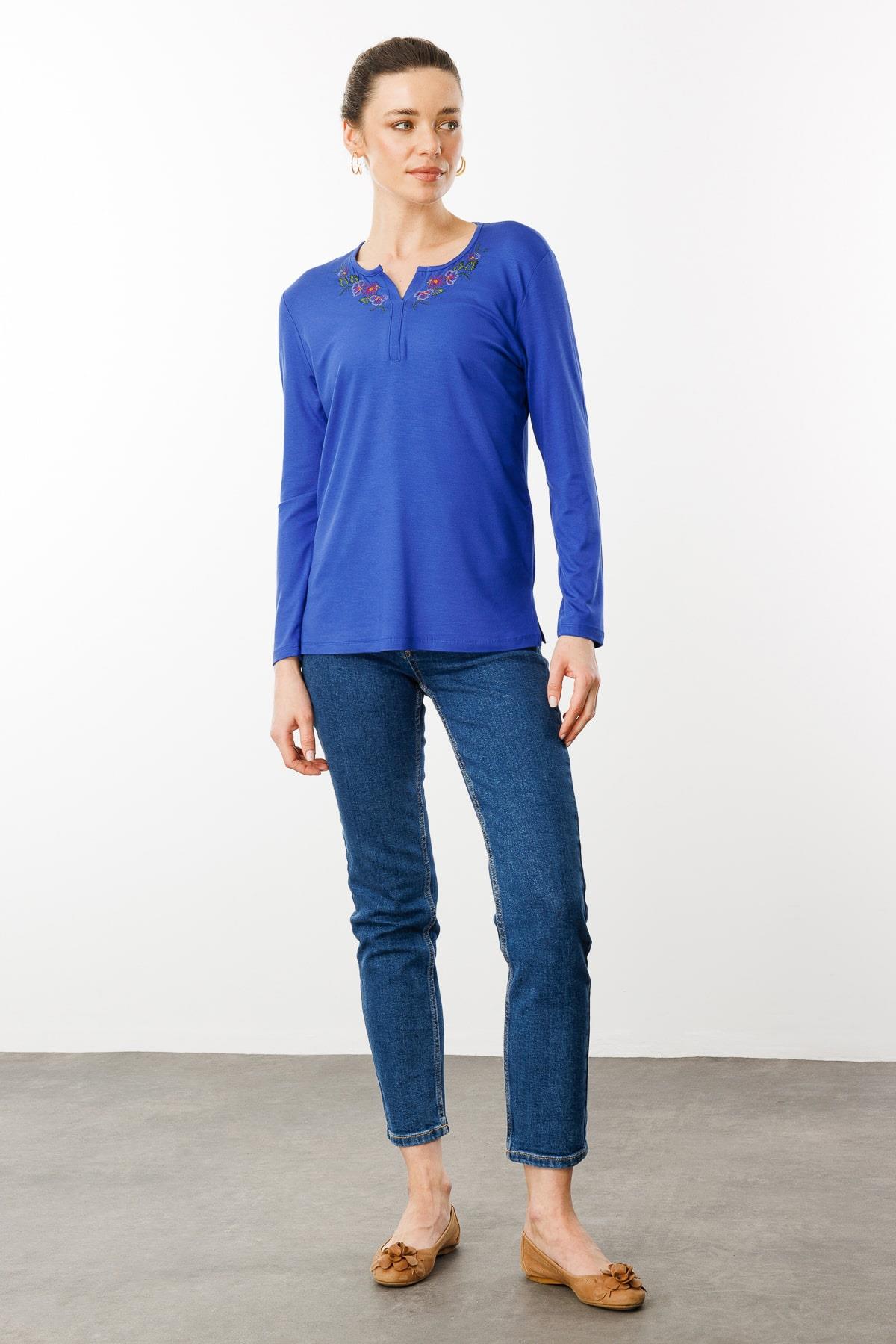 25702Kadın Nakış İşlemeli Uzun Kollu Penye Bluz Saks Mavi