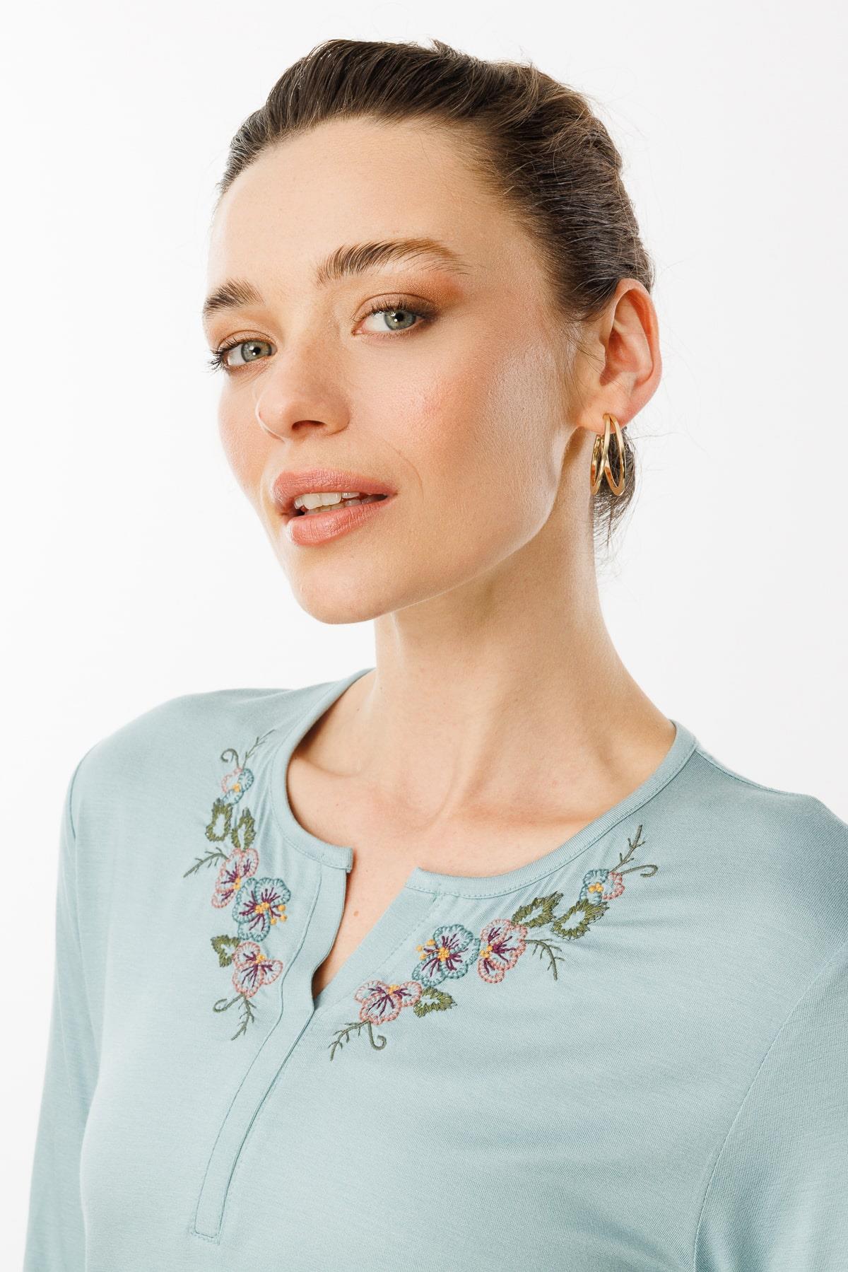 25702Kadın Nakış İşlemeli Uzun Kollu Penye Bluz M.Yeşili