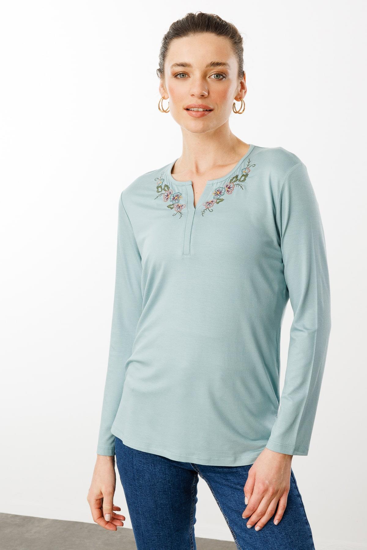 25702Kadın Nakış İşlemeli Uzun Kollu Penye Bluz M.Yeşili
