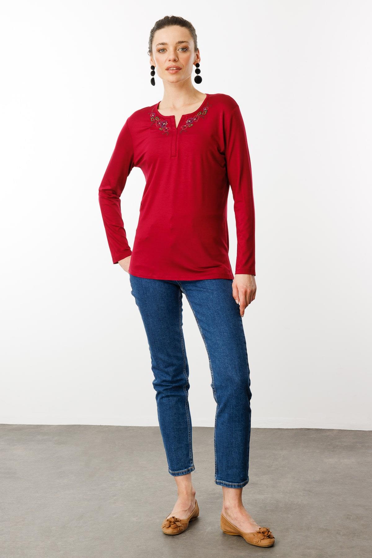 25702Kadın Nakış İşlemeli Uzun Kollu Penye Bluz Vişne