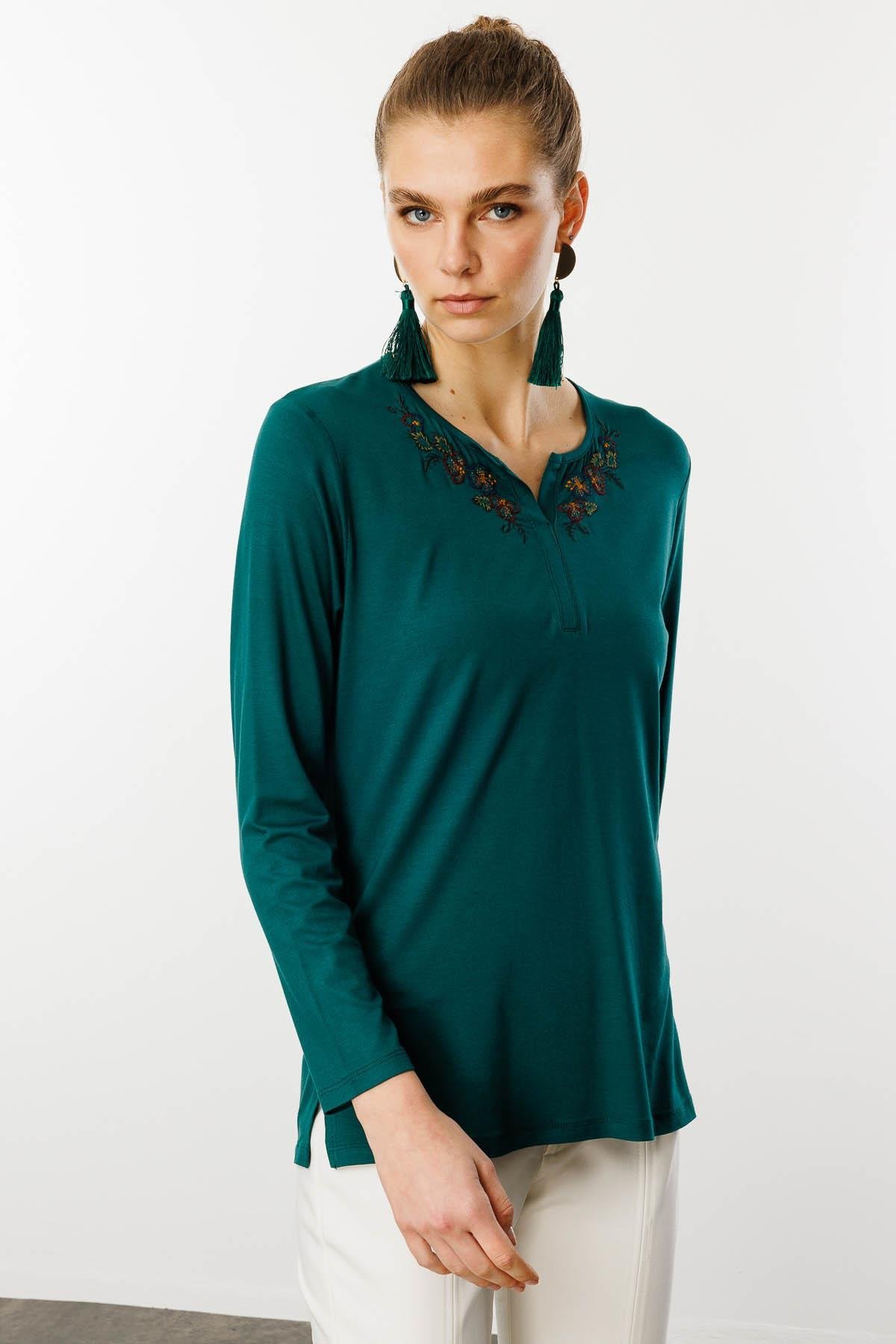 25702Kadın Nakış İşlemeli Uzun Kollu Penye Bluz Yeşil