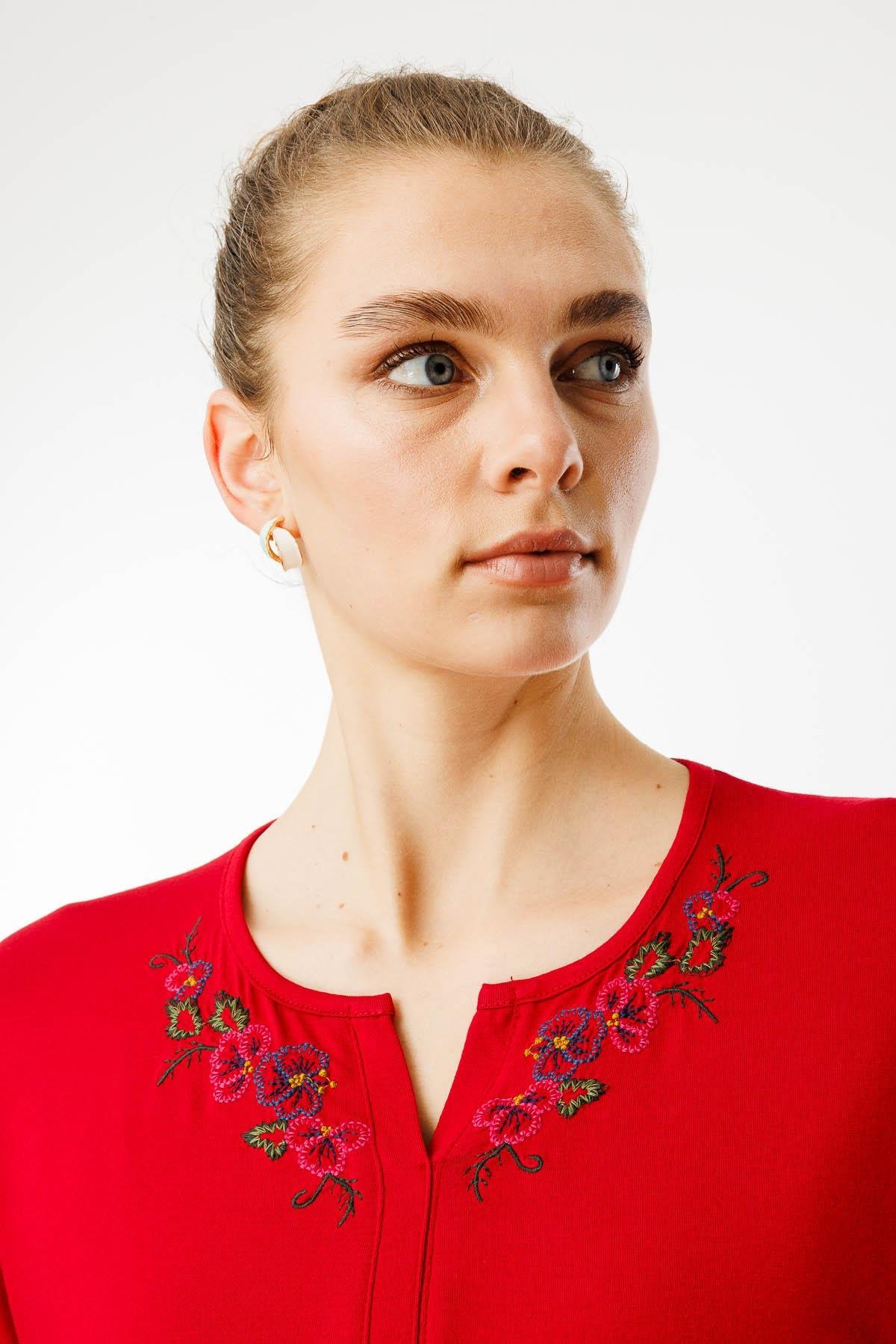 25702Kadın Nakış İşlemeli Uzun Kollu Penye Bluz Kırmızı