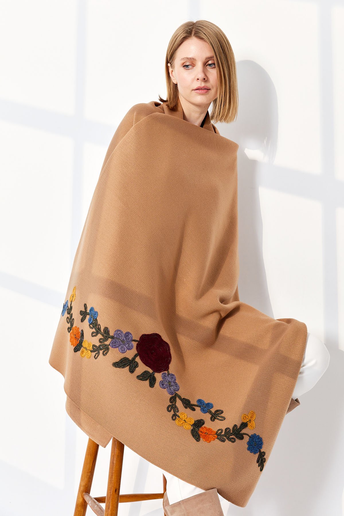 22175Kadın Nakışlı Büyük Şal Biscuvit