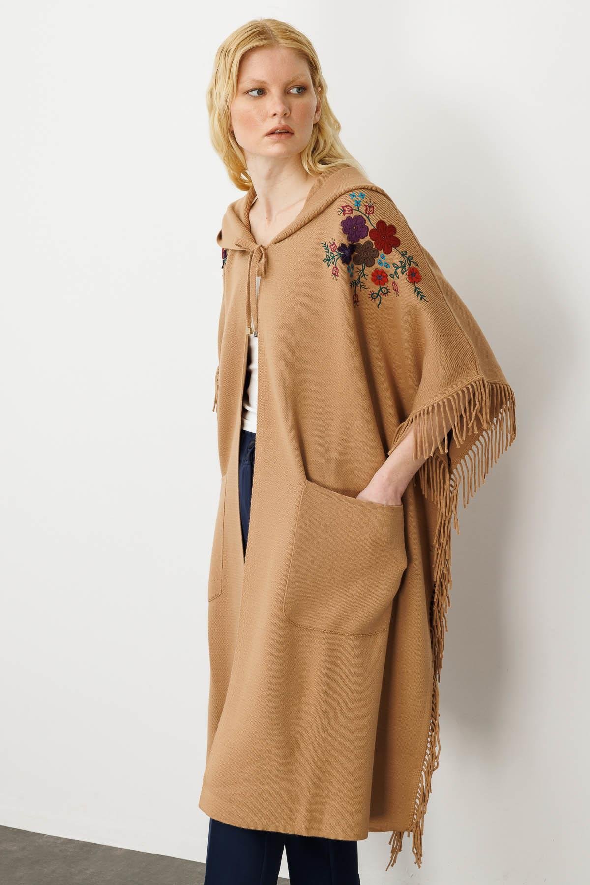 24300Kadın Omuzu Aplikeli Yanı Püsküllü Panço Camel
