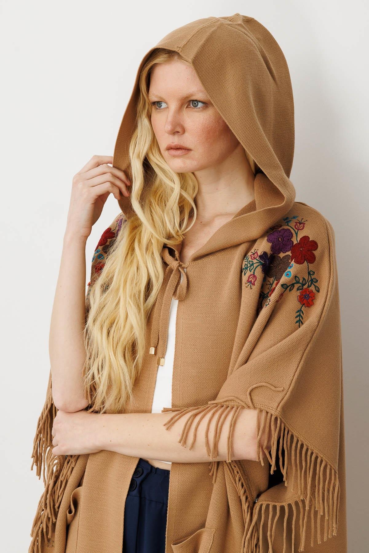 24300Kadın Omuzu Aplikeli Yanı Püsküllü Panço Camel