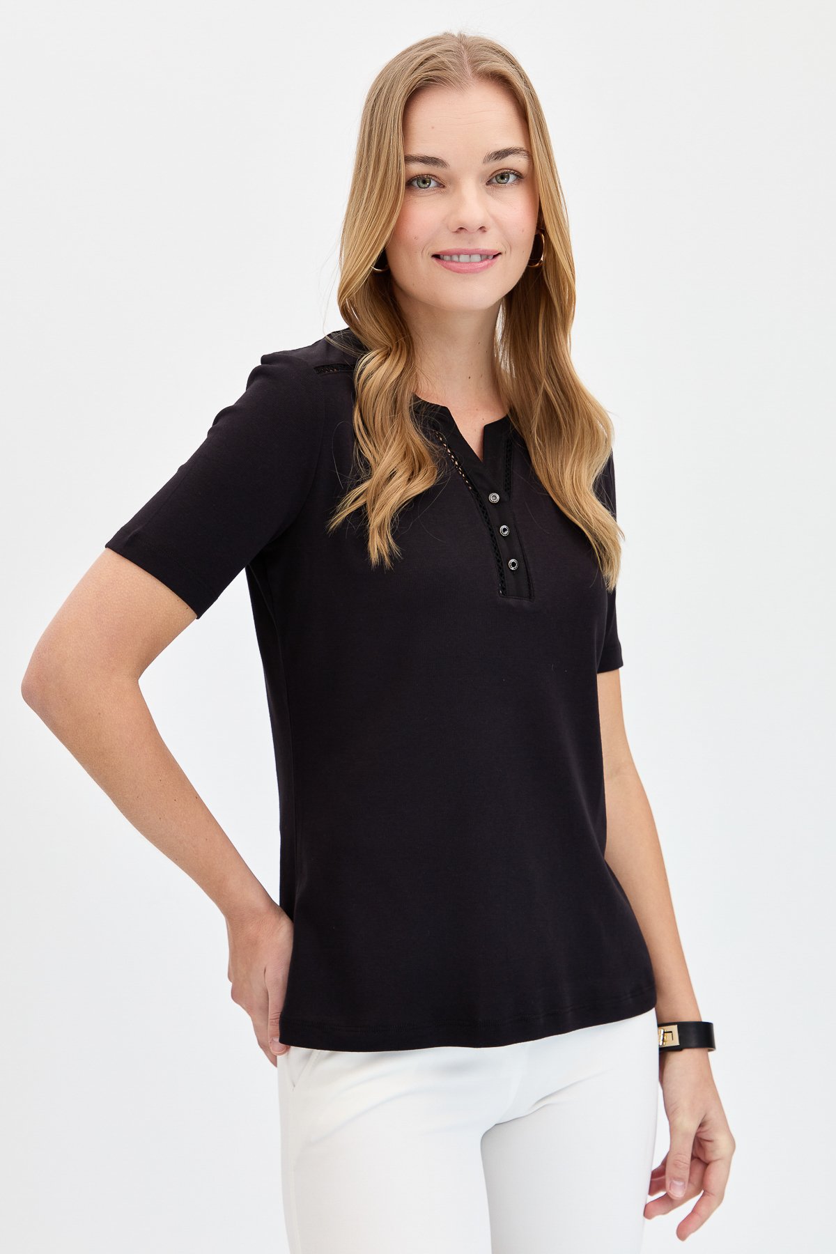 KMY24004Kadın Omzu ve Yaka Kenarı İşlemeli Pamuklu Tshirt Siyah