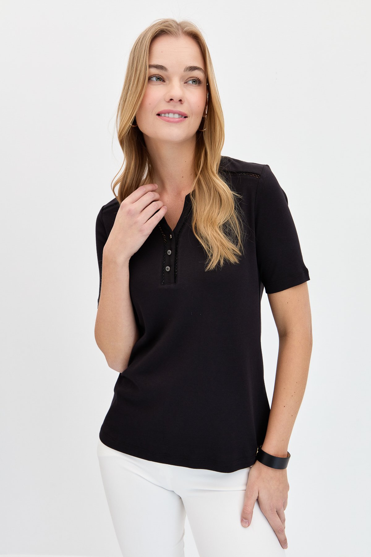 KMY24004Kadın Omzu ve Yaka Kenarı İşlemeli Pamuklu Tshirt Siyah