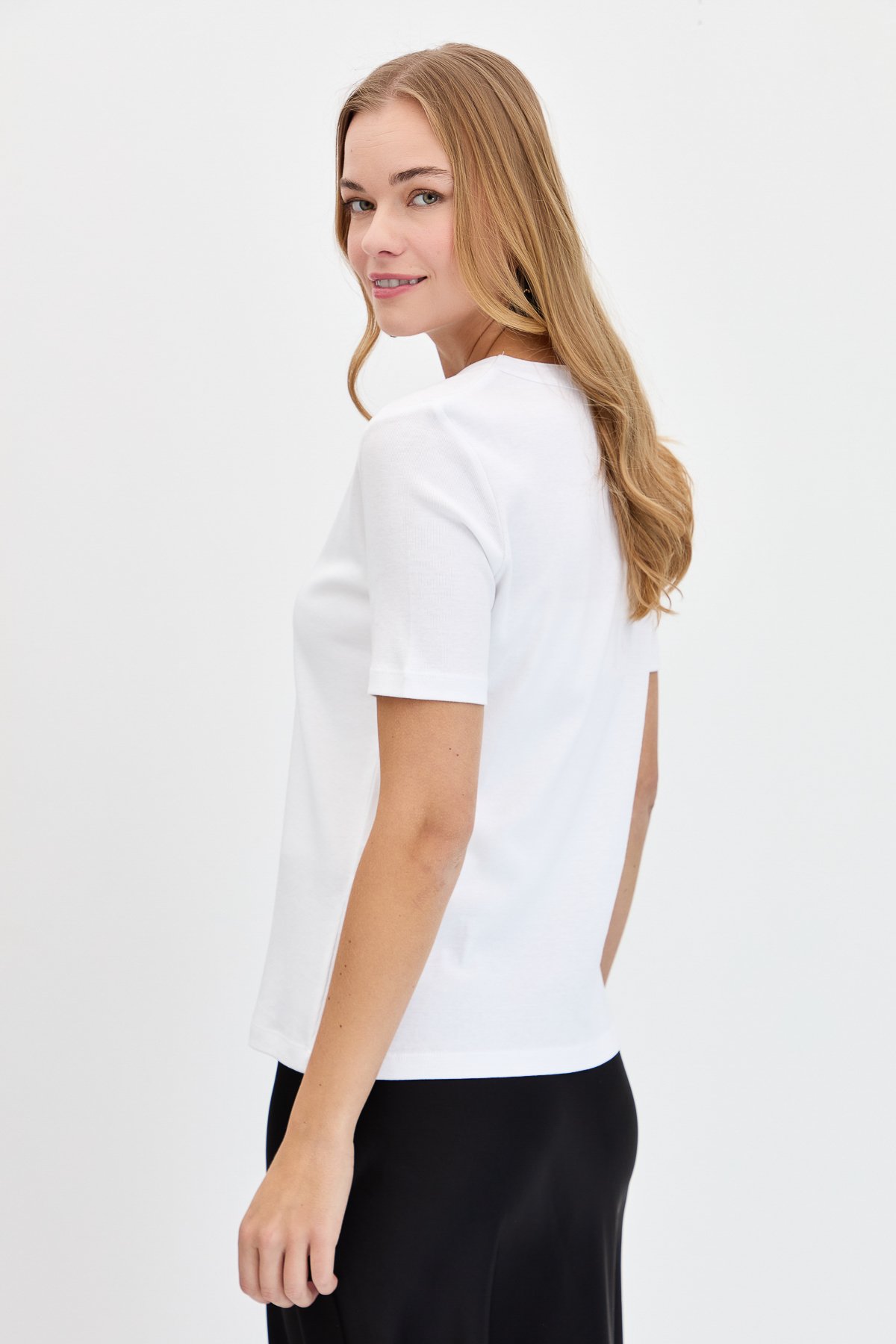 KMY24004Kadın Omzu ve Yaka Kenarı İşlemeli Pamuklu Tshirt Beyaz