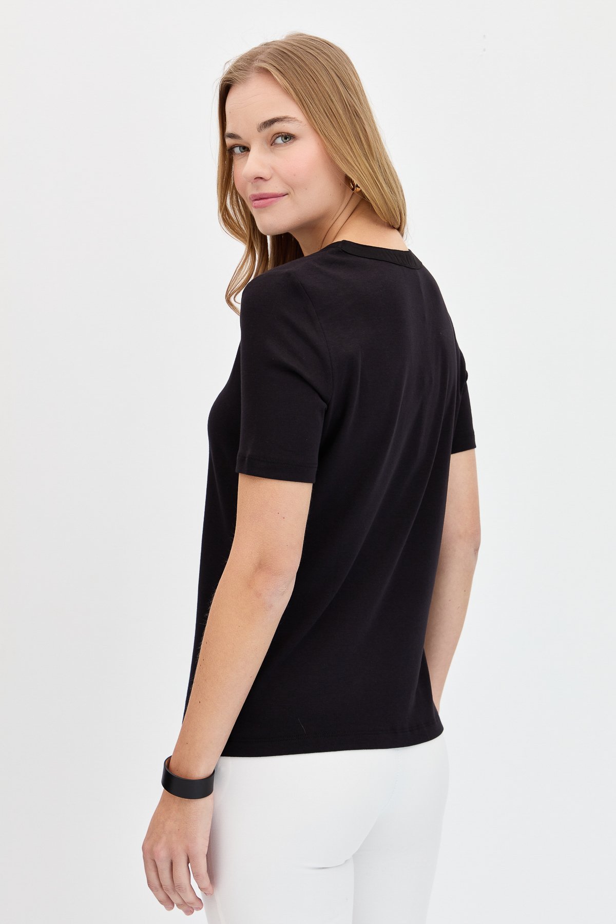 KMY24004Kadın Omzu ve Yaka Kenarı İşlemeli Pamuklu Tshirt Siyah