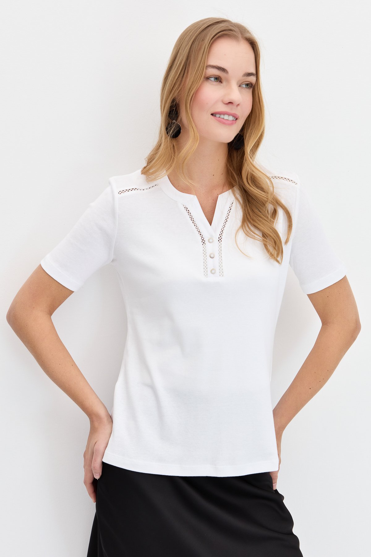 KMY24004Kadın Omzu ve Yaka Kenarı İşlemeli Pamuklu Tshirt Beyaz