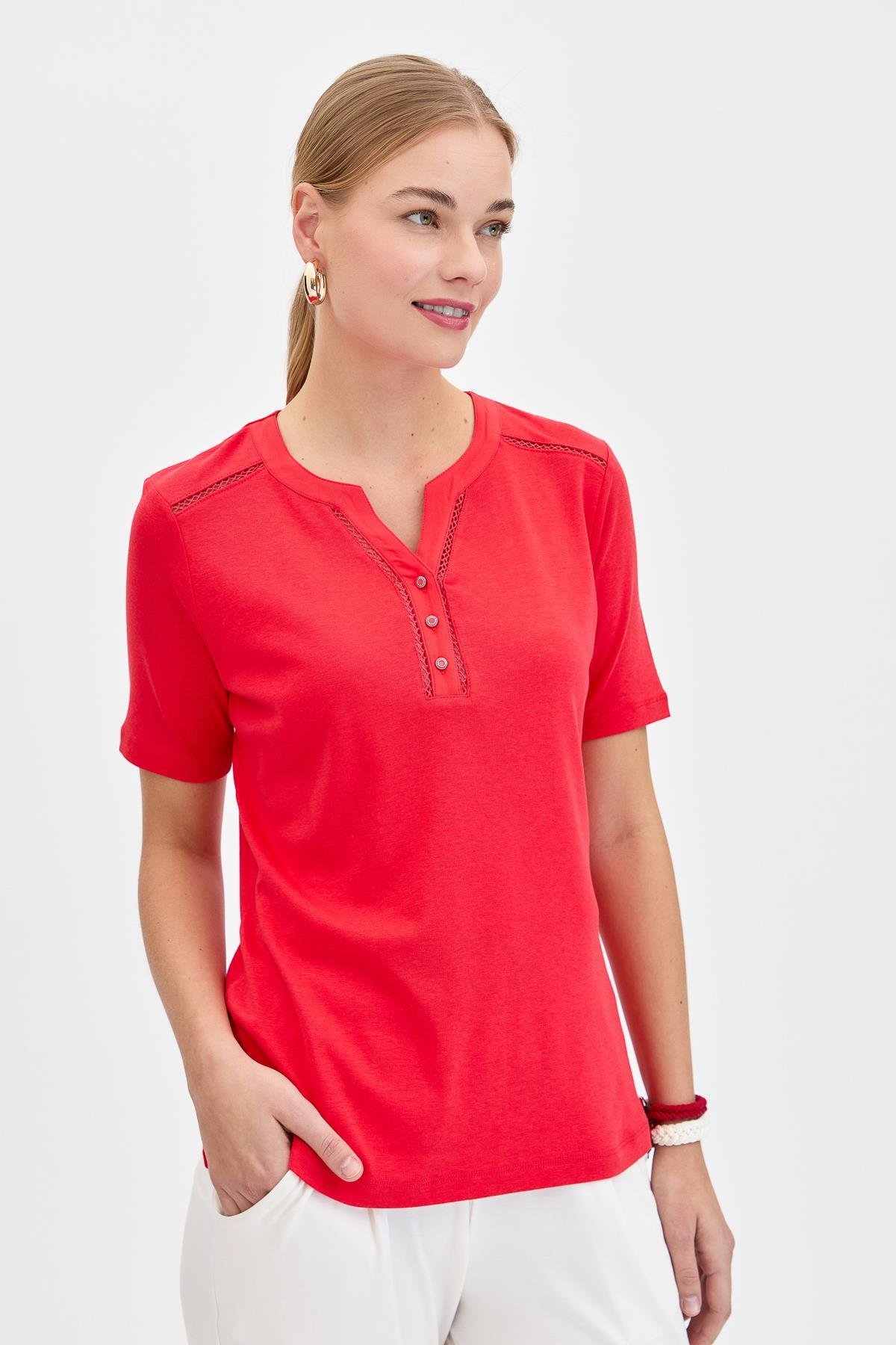 KMY24004Kadın Omzu ve Yaka Kenarı İşlemeli Pamuklu Tshirt Kırmızı
