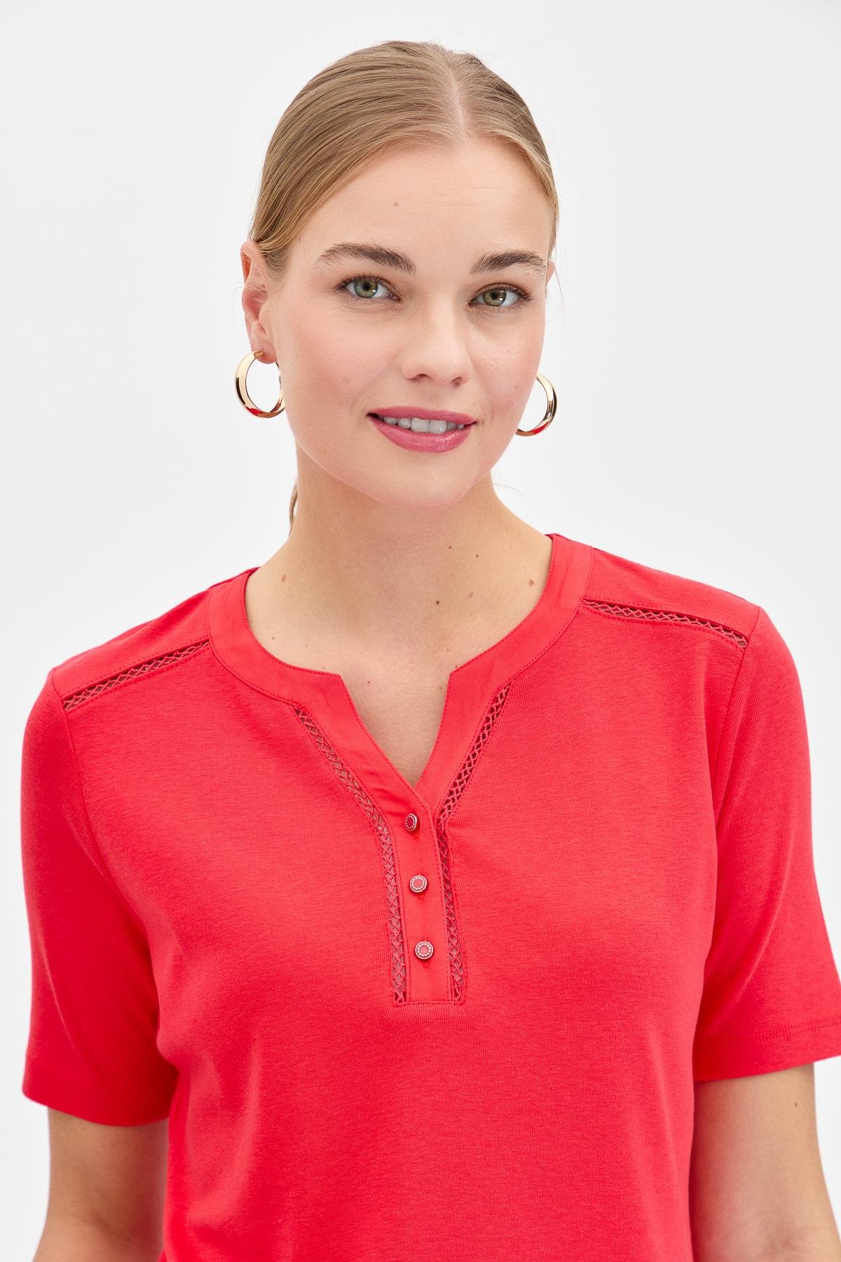 KMY24004Kadın Omzu ve Yaka Kenarı İşlemeli Pamuklu Tshirt Kırmızı