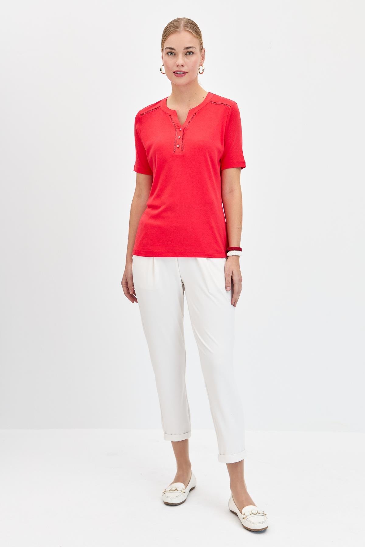 KMY24004Kadın Omzu ve Yaka Kenarı İşlemeli Pamuklu Tshirt Kırmızı