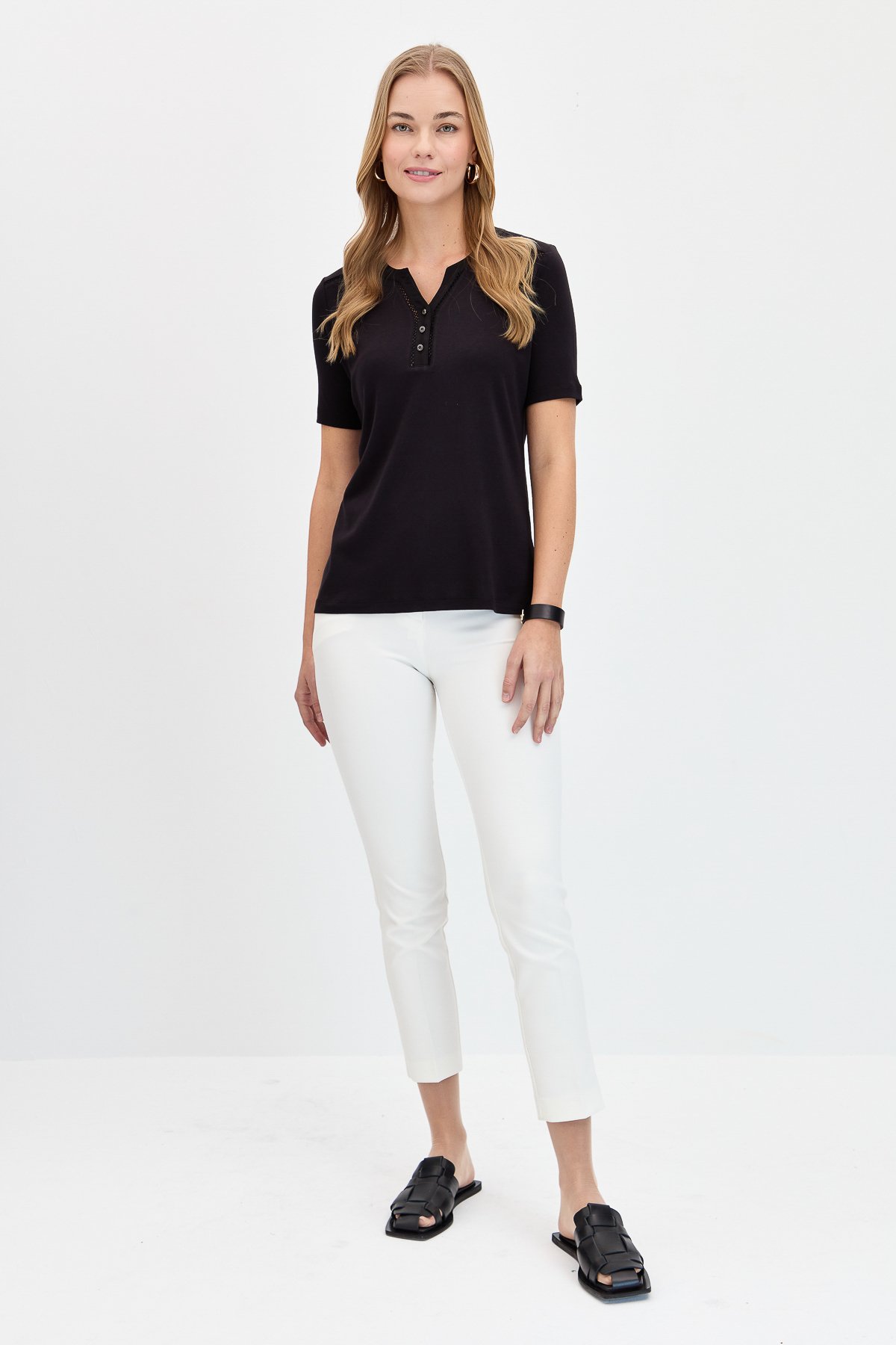 KMY24004Kadın Omzu ve Yaka Kenarı İşlemeli Pamuklu Tshirt Siyah