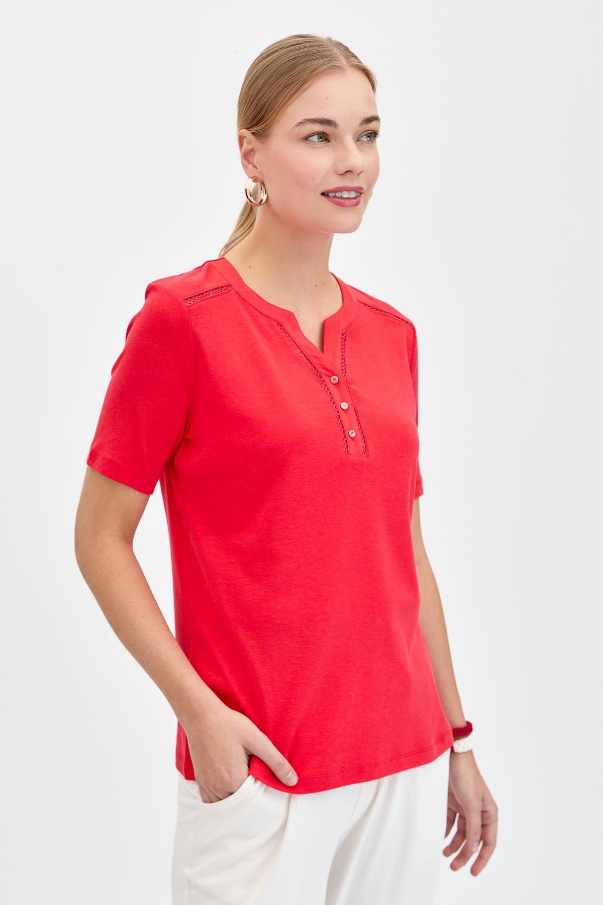 KMY24004Kadın Omzu ve Yaka Kenarı İşlemeli Pamuklu Tshirt Kırmızı
