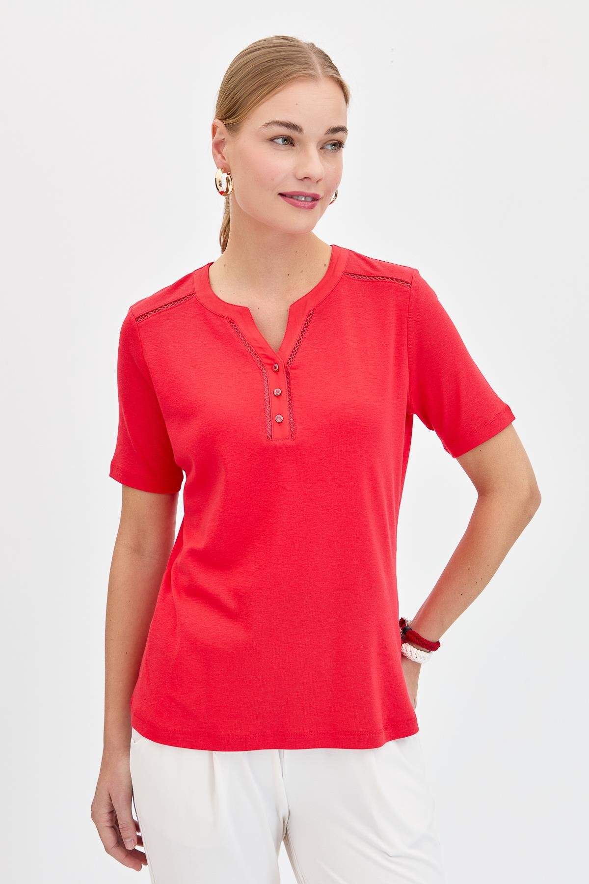 KMY24004Kadın Omzu ve Yaka Kenarı İşlemeli Pamuklu Tshirt Kırmızı
