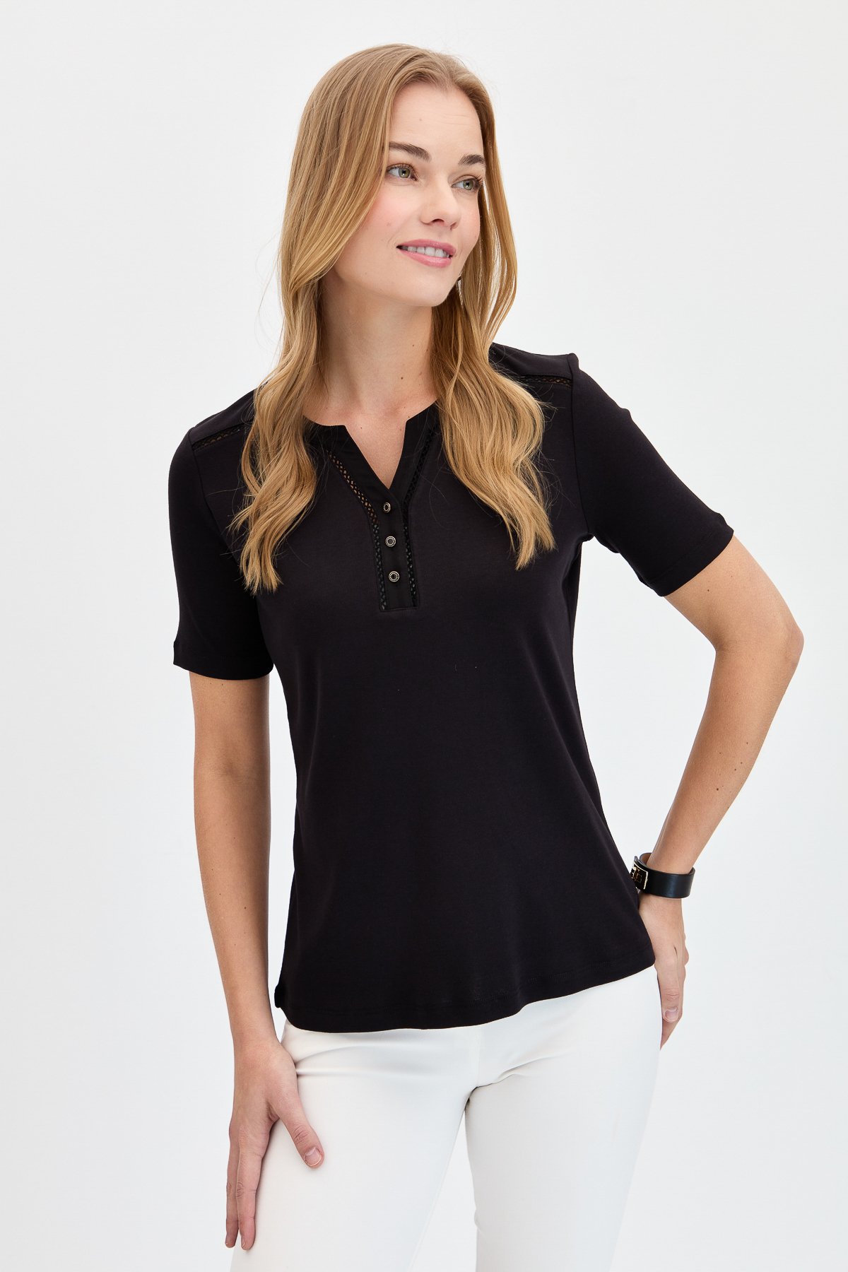 KMY24004Kadın Omzu ve Yaka Kenarı İşlemeli Pamuklu Tshirt Siyah