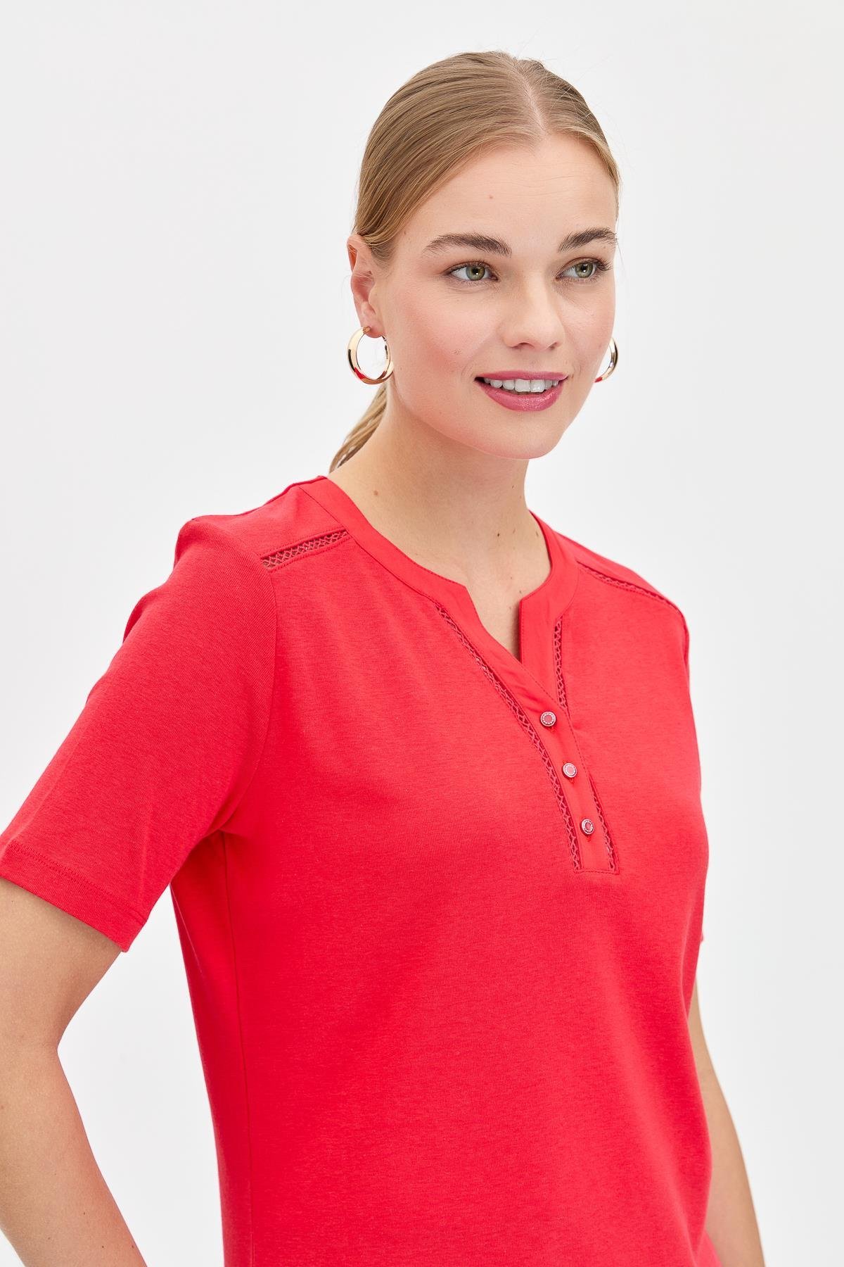 KMY24004Kadın Omzu ve Yaka Kenarı İşlemeli Pamuklu Tshirt Kırmızı