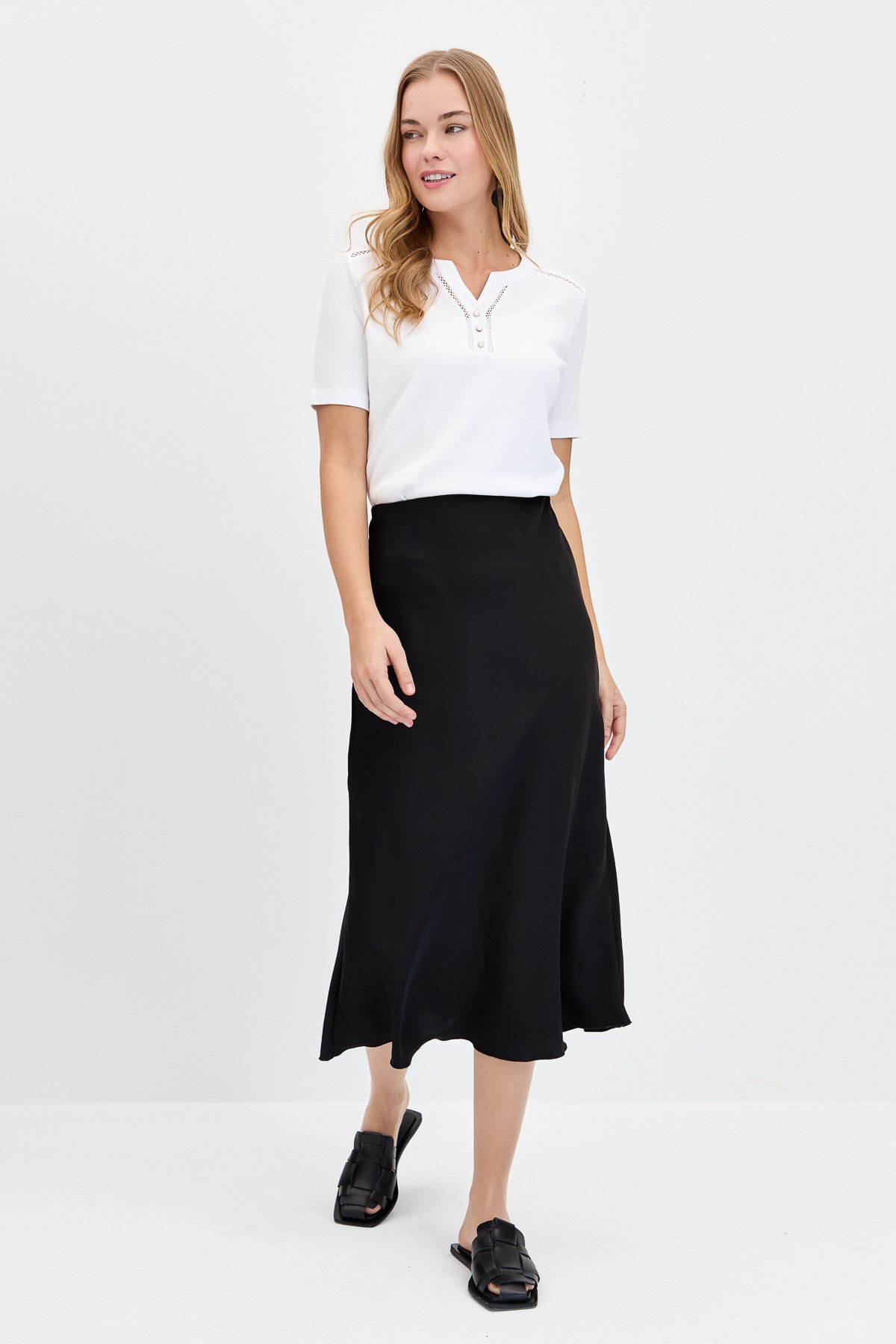 KMY24004Kadın Omzu ve Yaka Kenarı İşlemeli Pamuklu Tshirt Beyaz