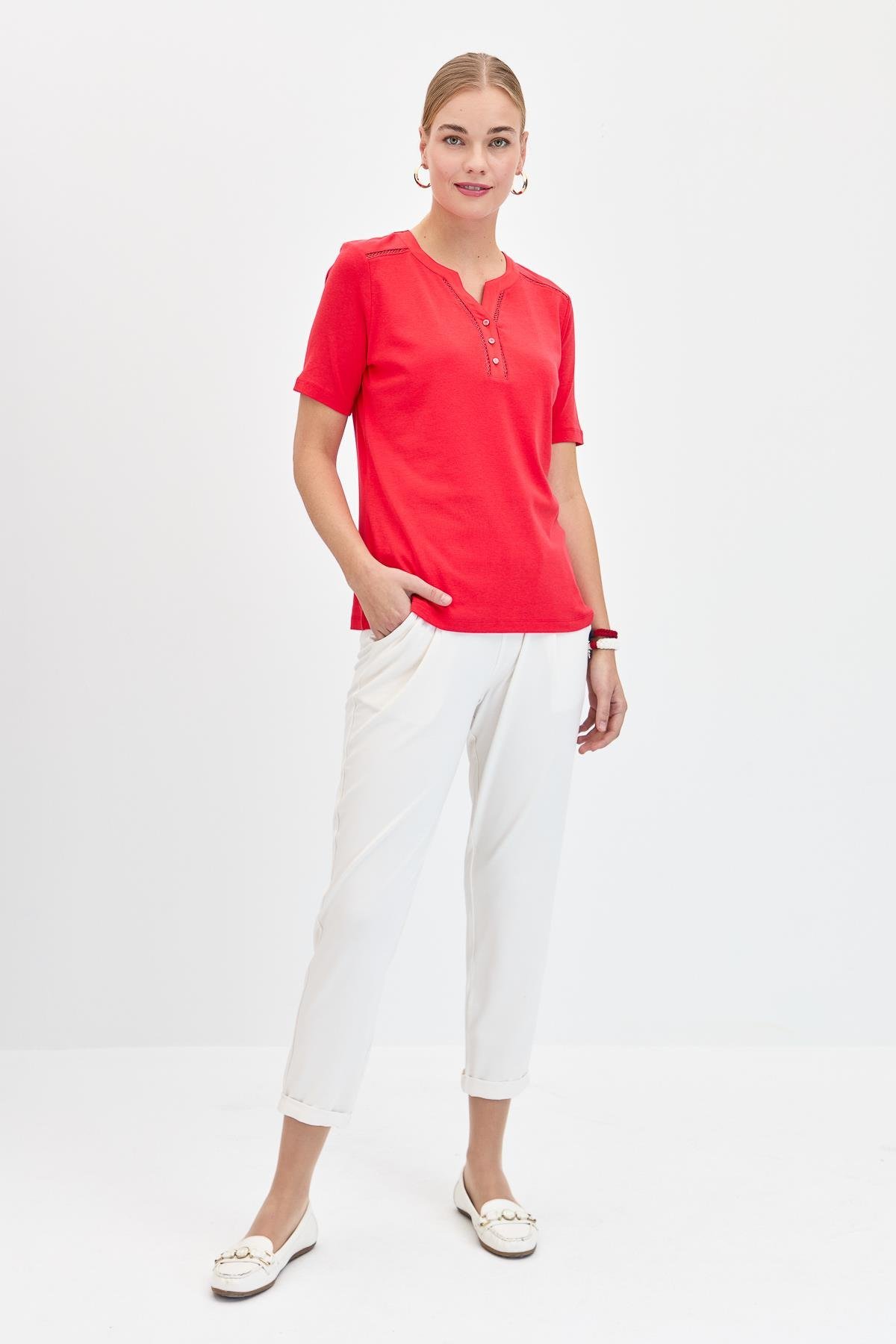 KMY24004Kadın Omzu ve Yaka Kenarı İşlemeli Pamuklu Tshirt Kırmızı