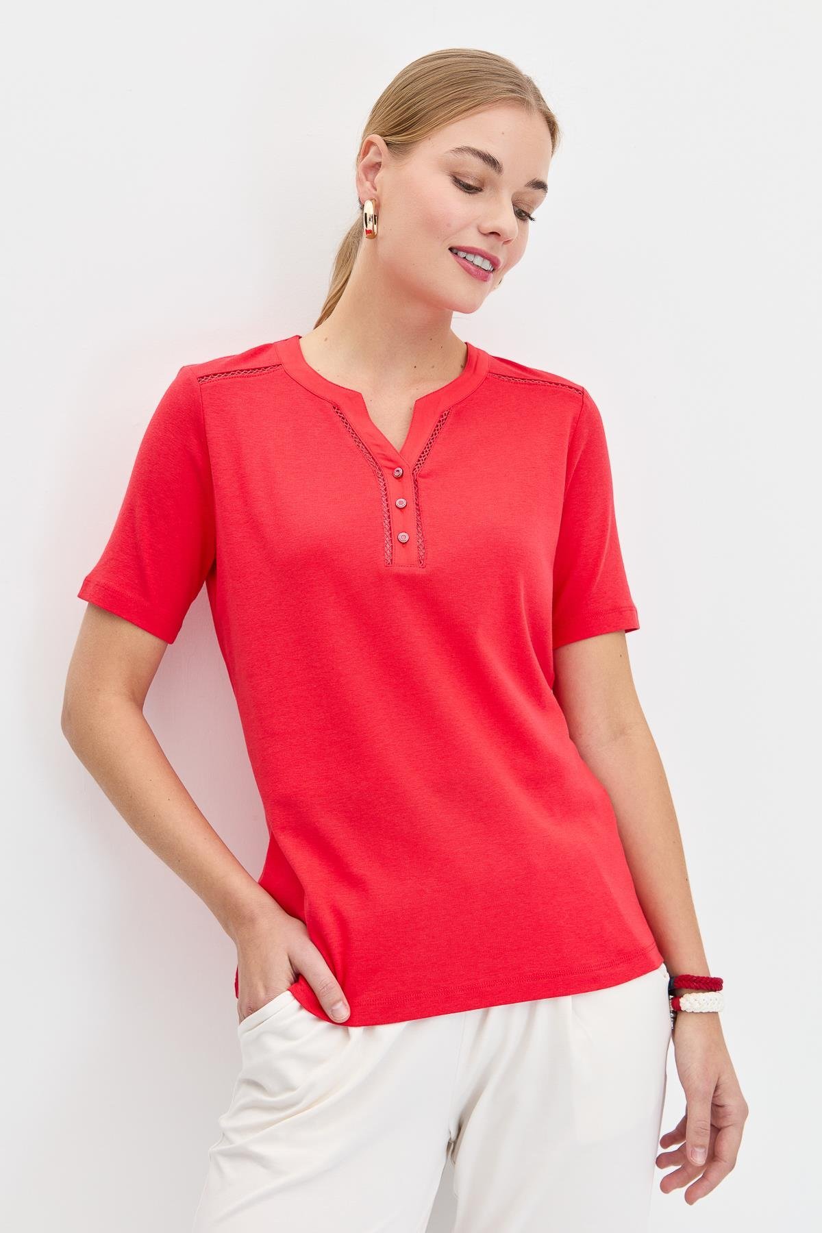 KMY24004Kadın Omzu ve Yaka Kenarı İşlemeli Pamuklu Tshirt Kırmızı