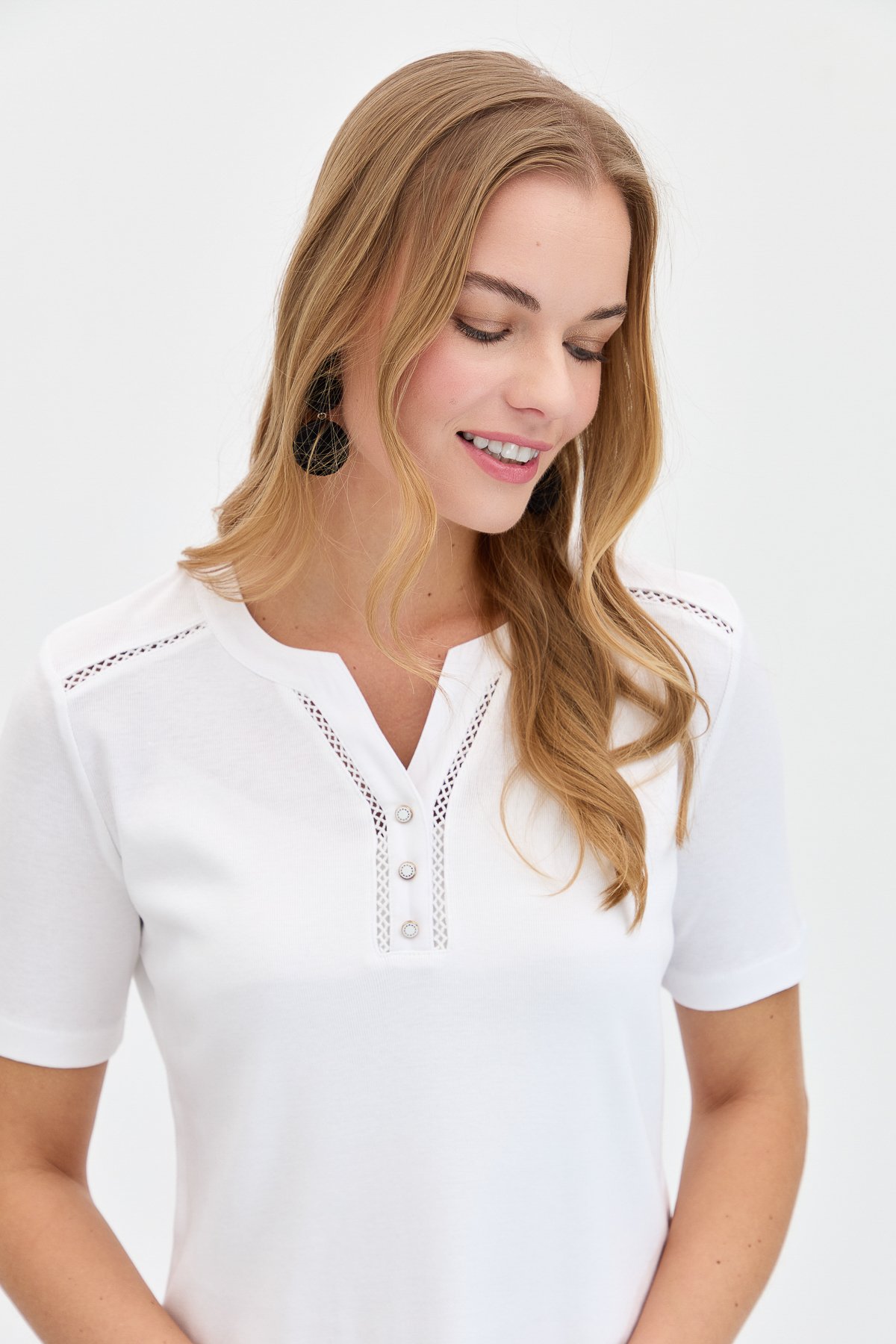 KMY24004Kadın Omzu ve Yaka Kenarı İşlemeli Pamuklu Tshirt Beyaz