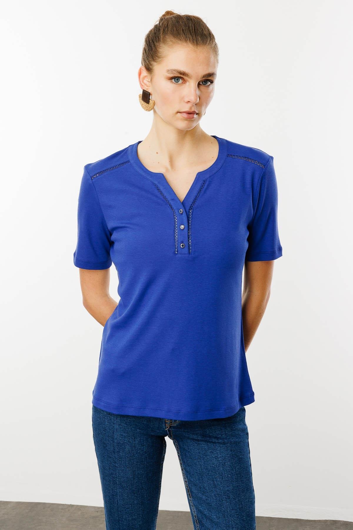 KMY24004Kadın Omzu ve Yaka Kenarı İşlemeli Pamuklu Tshirt Saks