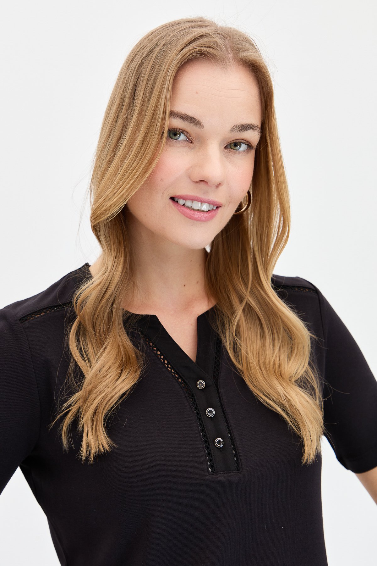 KMY24004Kadın Omzu ve Yaka Kenarı İşlemeli Pamuklu Tshirt Siyah