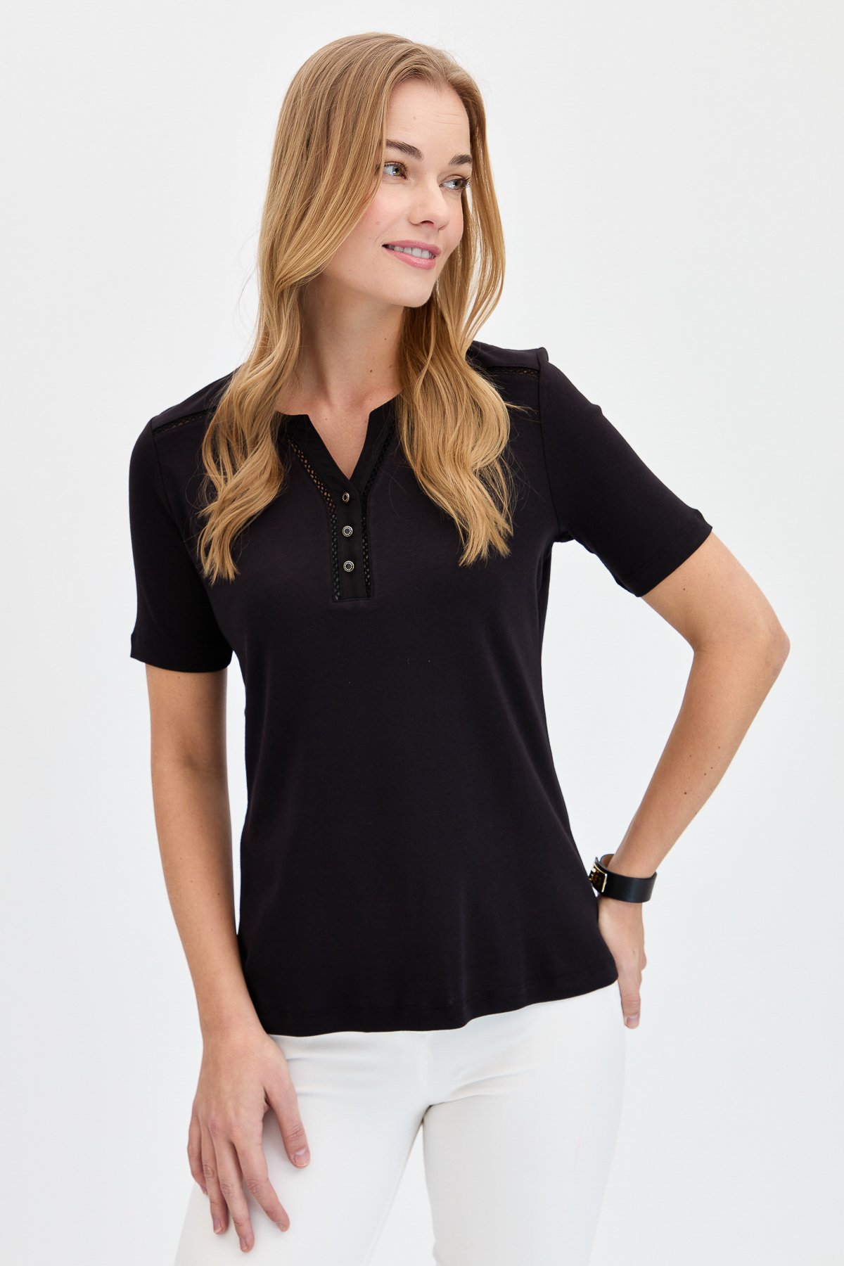 KMY24004Kadın Omzu ve Yaka Kenarı İşlemeli Pamuklu Tshirt Siyah