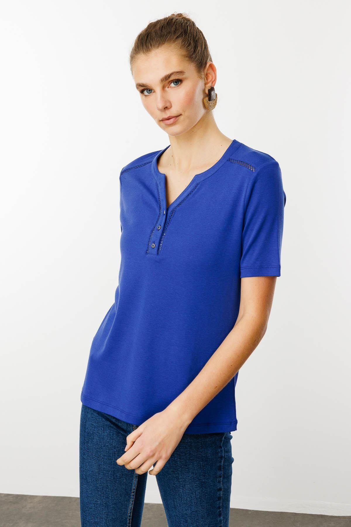 KMY24004Kadın Omzu ve Yaka Kenarı İşlemeli Pamuklu Tshirt Saks