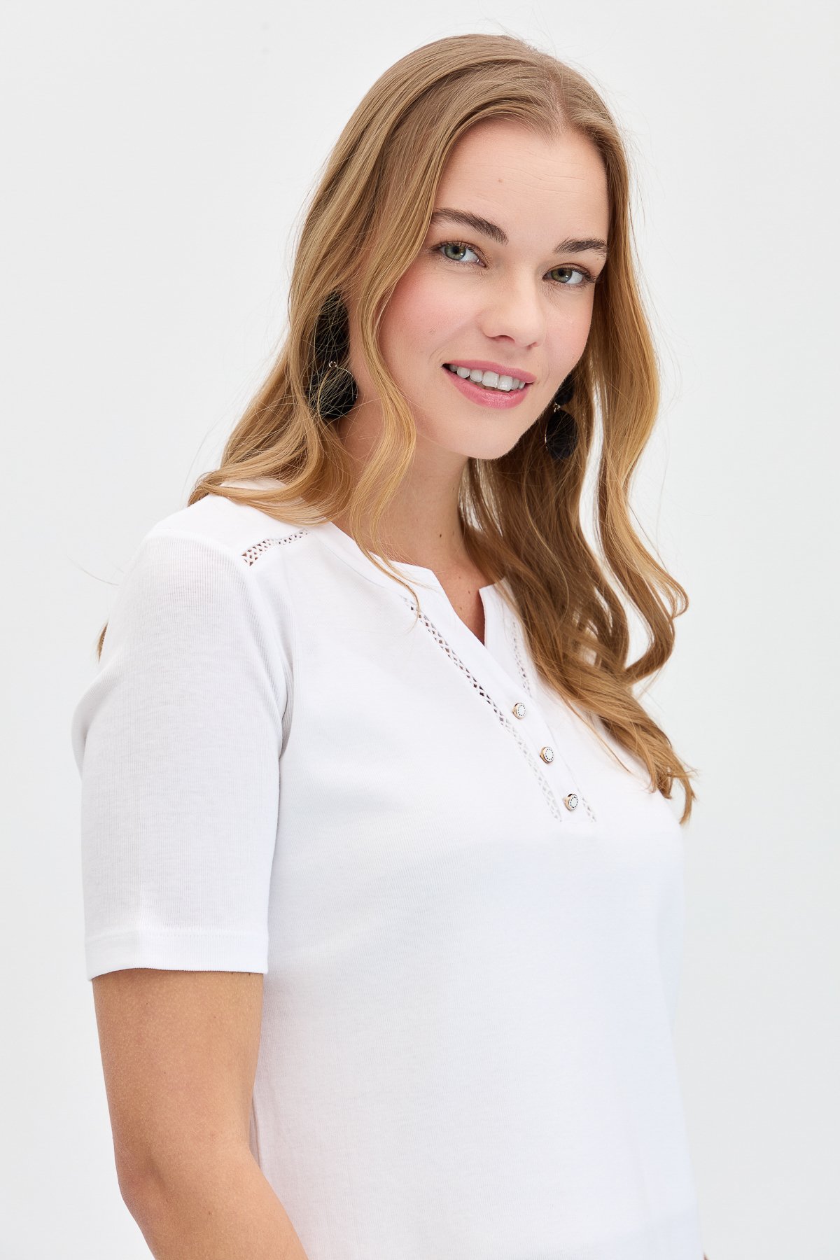 KMY24004Kadın Omzu ve Yaka Kenarı İşlemeli Pamuklu Tshirt Beyaz