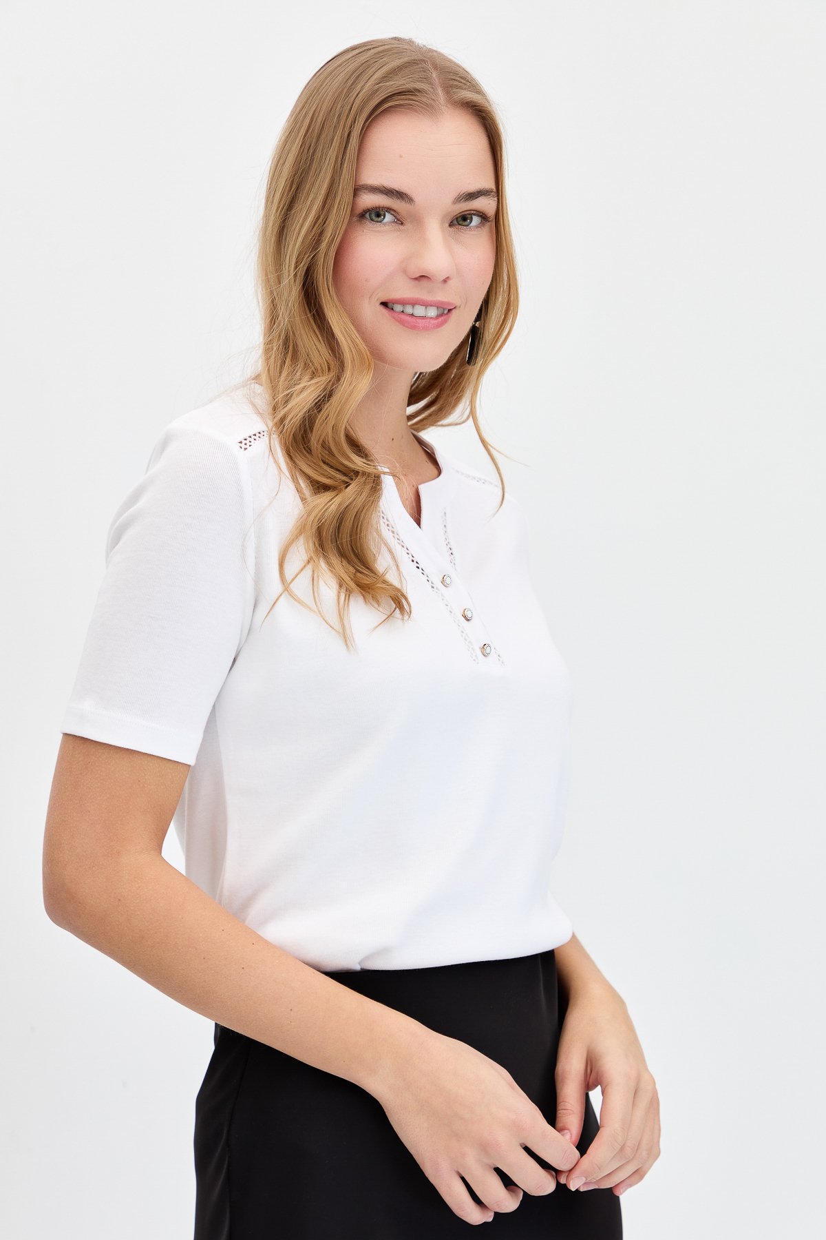 KMY24004Kadın Omzu ve Yaka Kenarı İşlemeli Pamuklu Tshirt Beyaz
