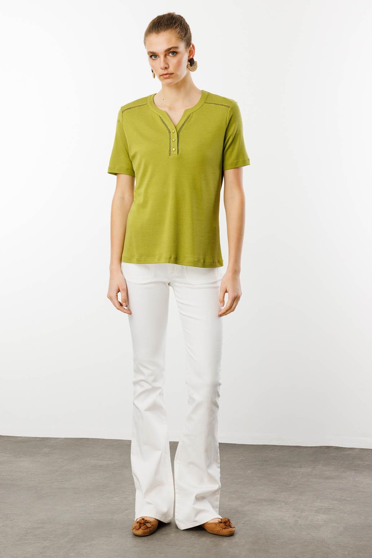 KMY24004Kadın Omzu ve Yaka Kenarı İşlemeli Pamuklu Tshirt Yeşil