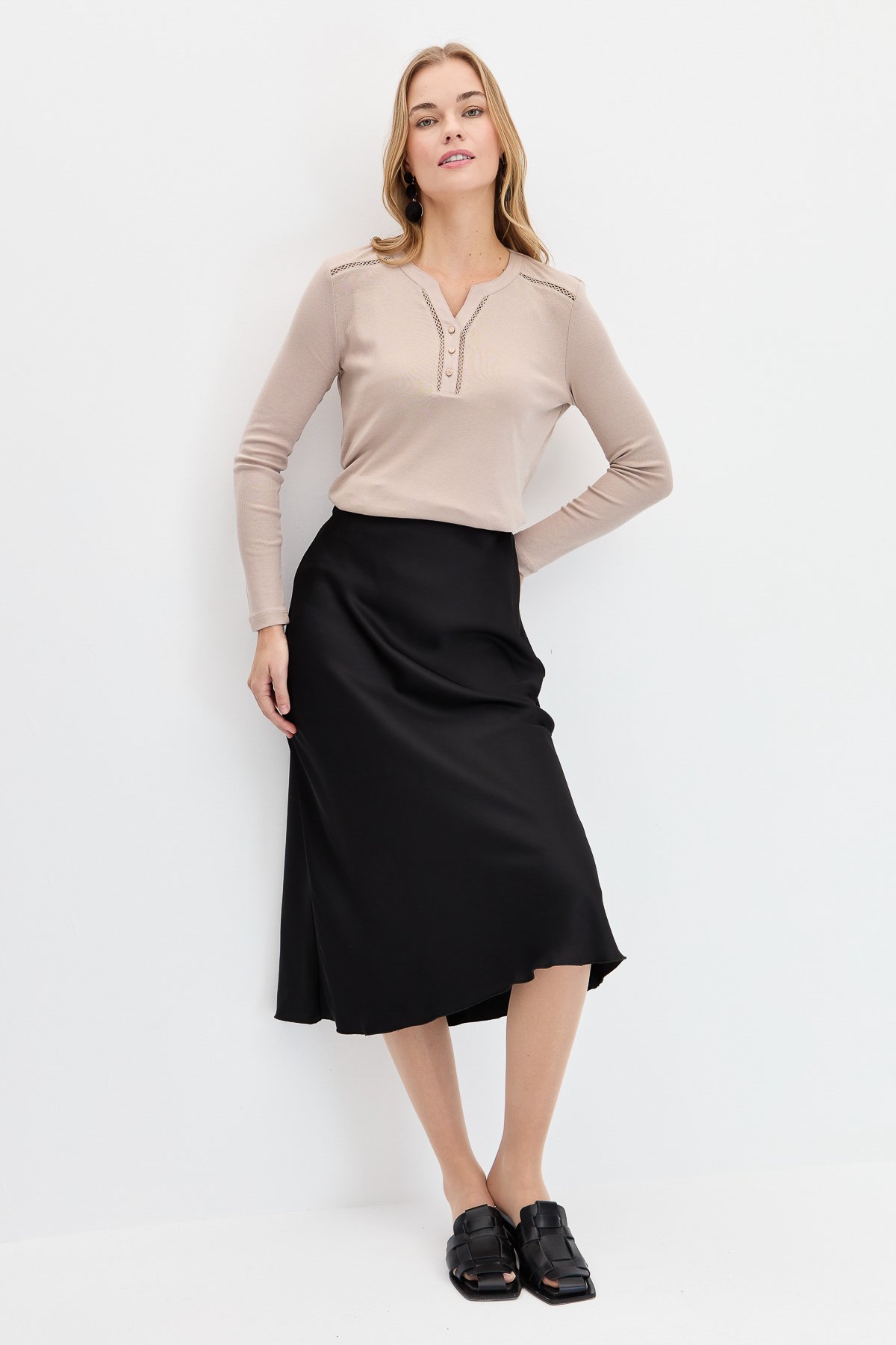 KMY24012Kadın Omzu ve Yakası İğne İşli Pamuklu Bluz Vizon