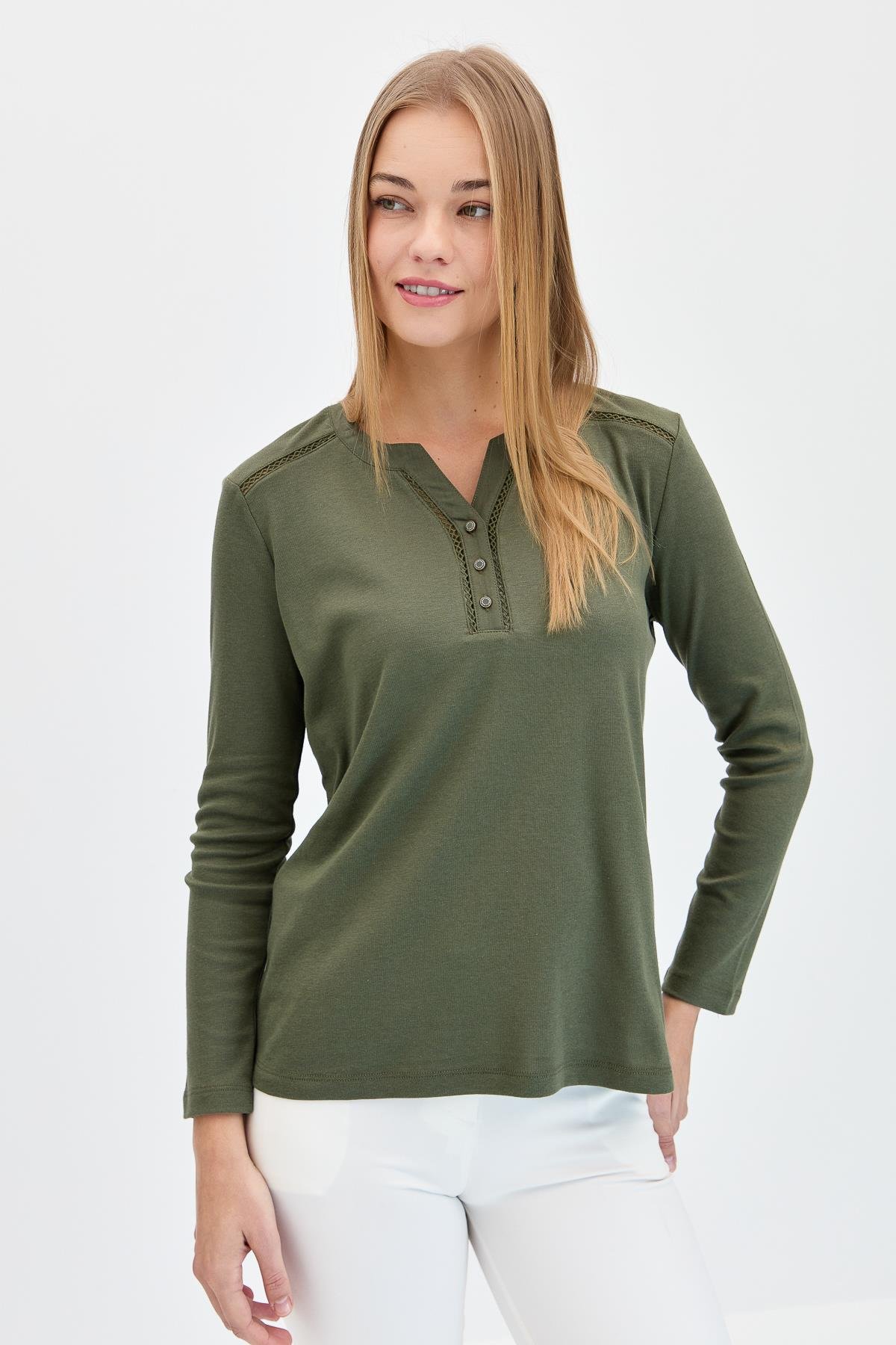 KMY24012Kadın Omzu ve Yakası İğne İşli Pamuklu Bluz Haki