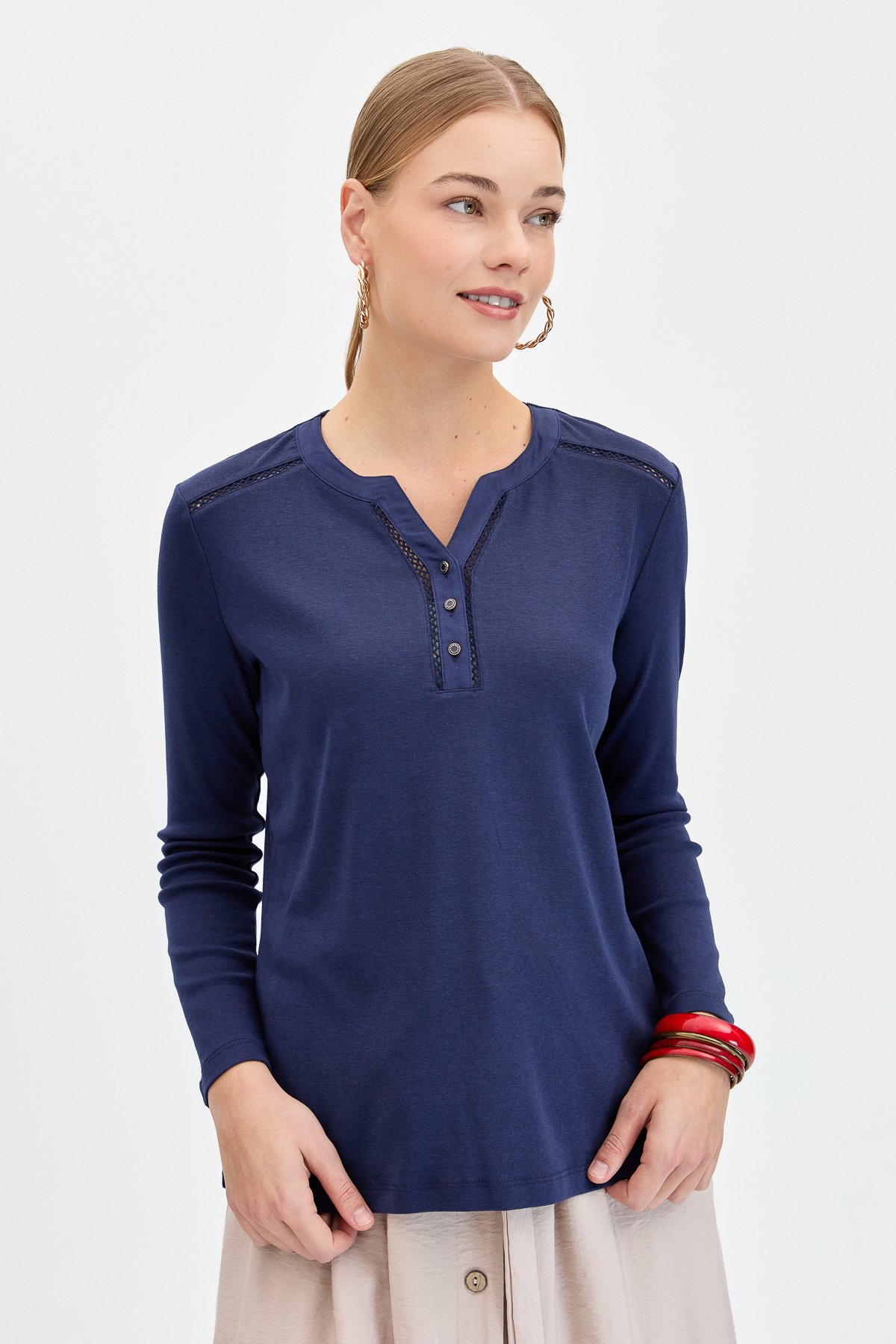 KMY24012Kadın Omzu ve Yakası İğne İşli Pamuklu Bluz K.Lacivert