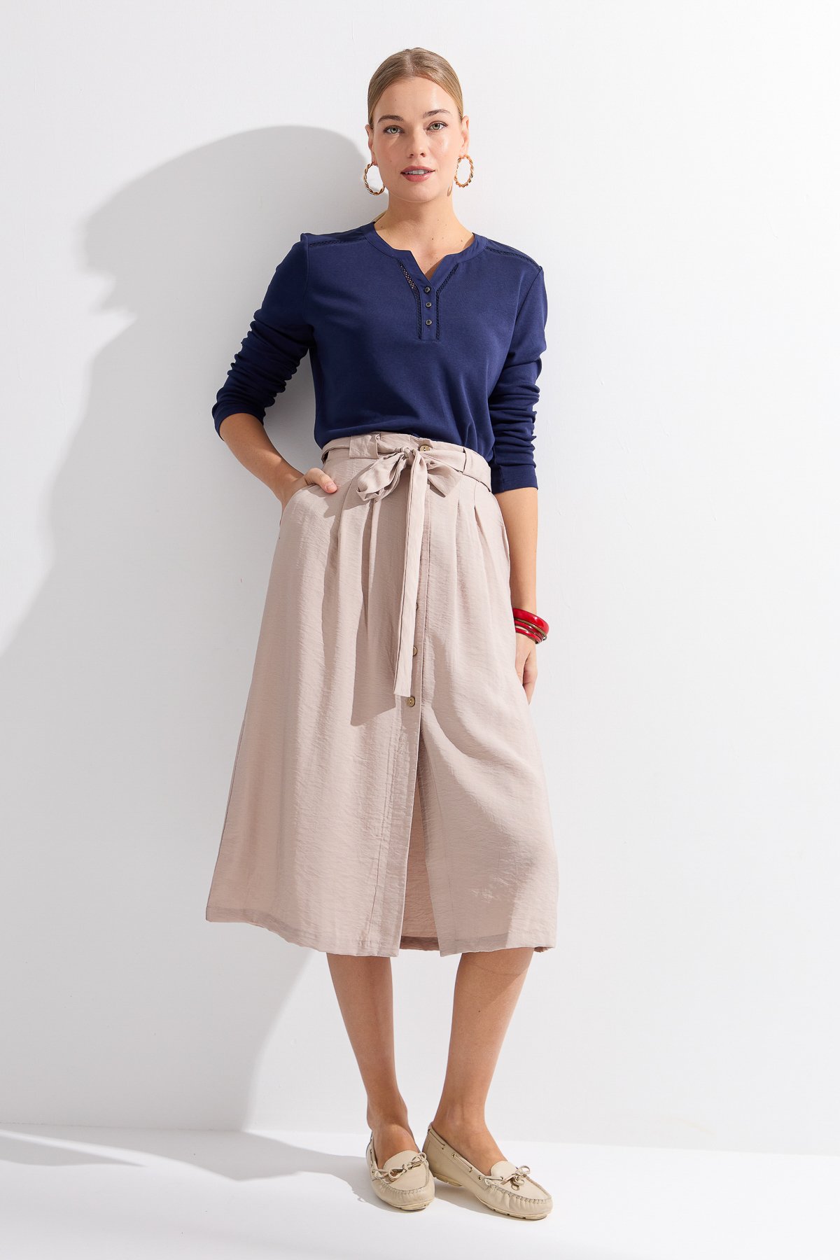 KMY24012Kadın Omzu ve Yakası İğne İşli Pamuklu Bluz K.Lacivert