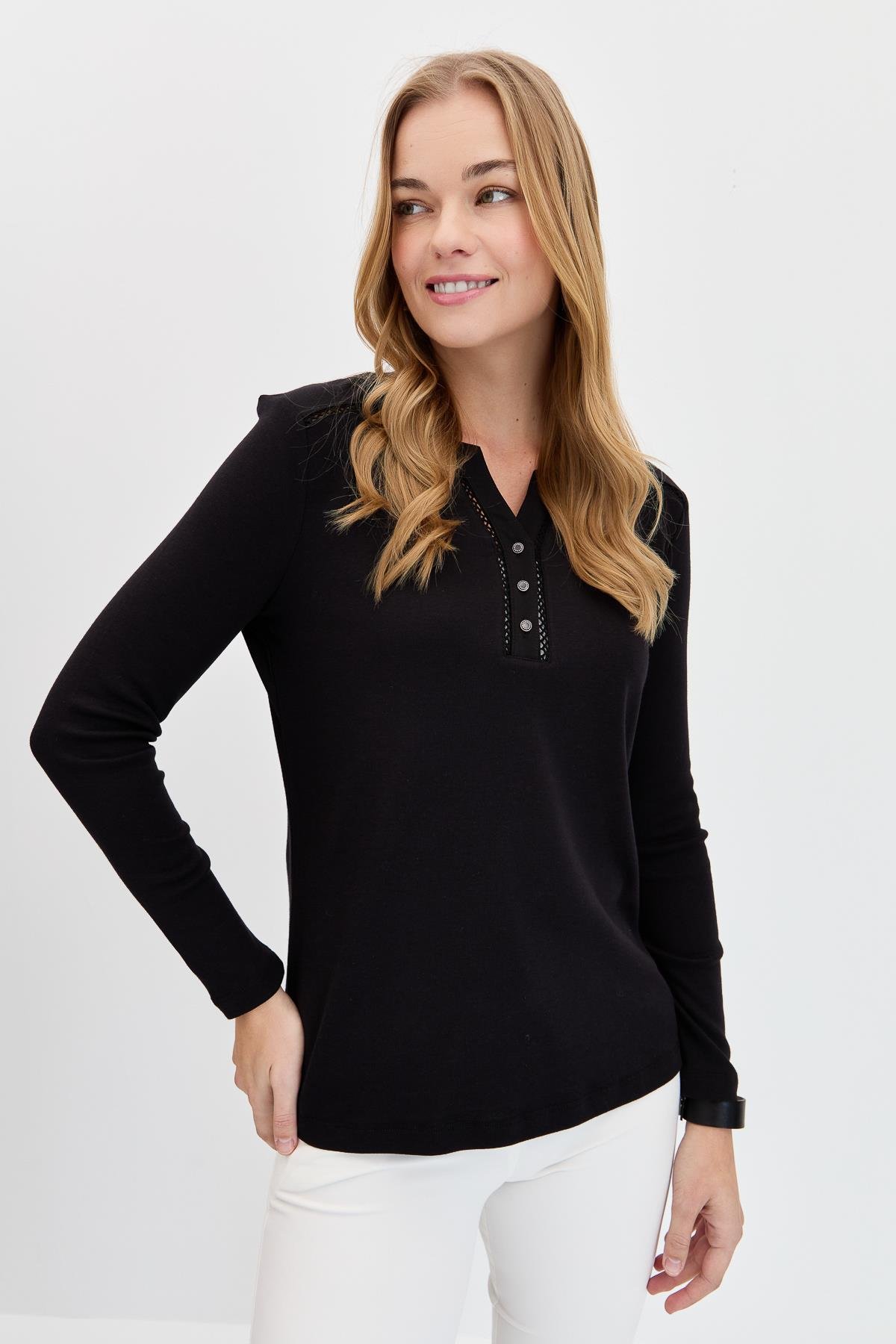 KMY24012Kadın Omzu ve Yakası İğne İşli Pamuklu Bluz Siyah