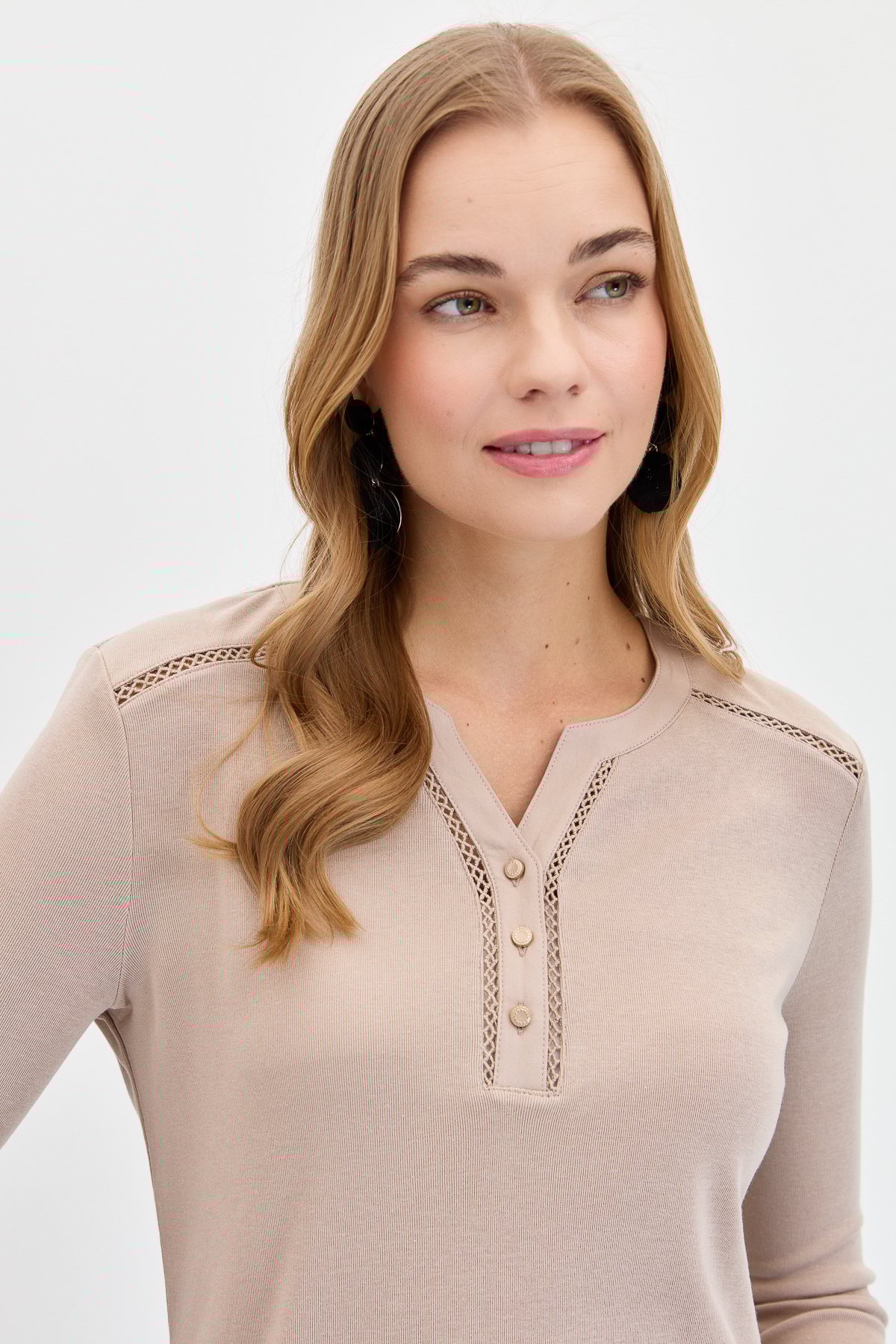 KMY24012Kadın Omzu ve Yakası İğne İşli Pamuklu Bluz Vizon